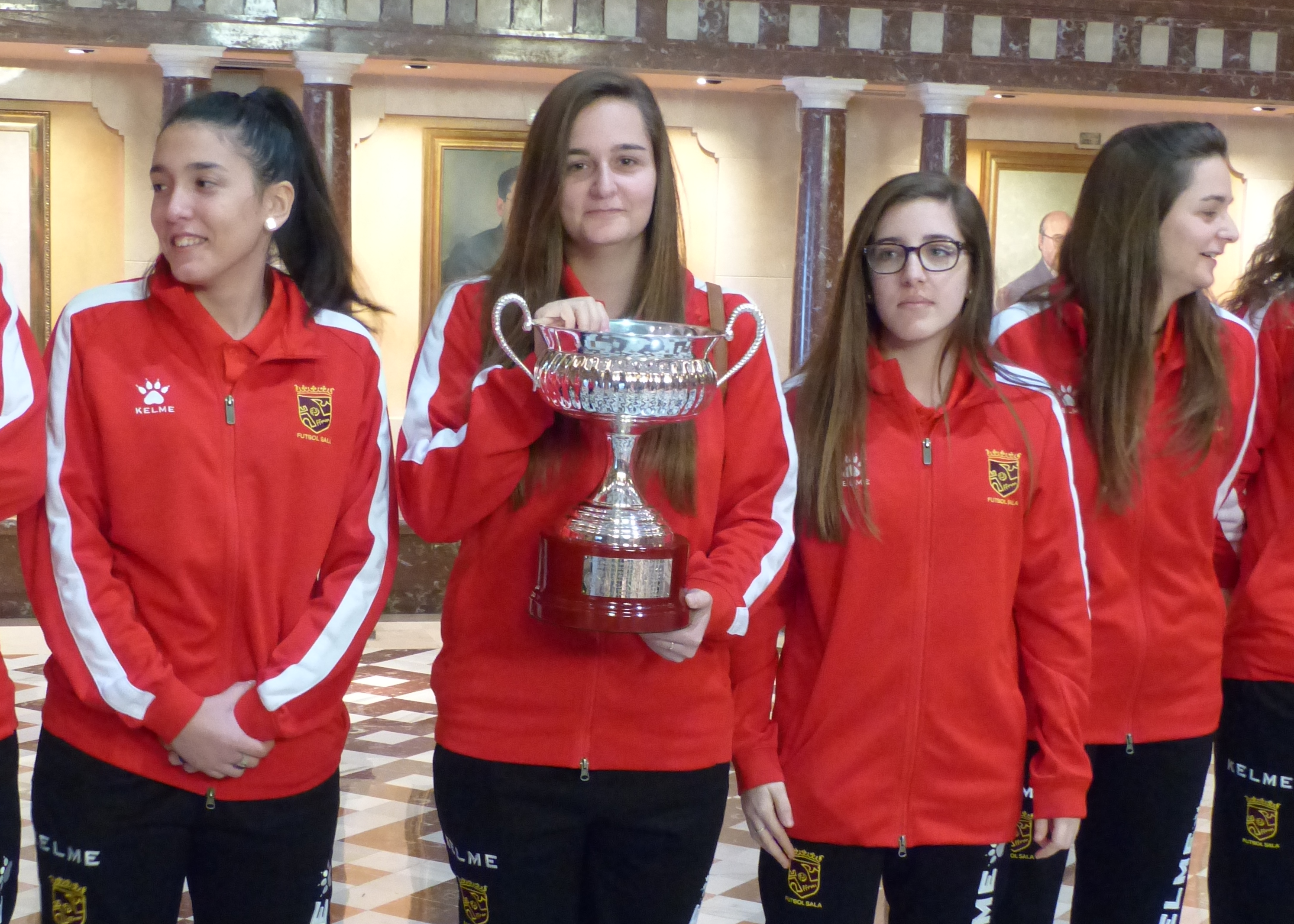 Rosa Peñalver ha recibido a las campeonas de España Sub 17 y Sub 21 de Fútbol Sala