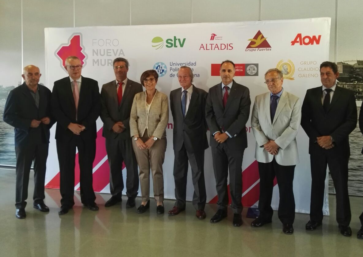 La presidenta asiste a la conferencia de Josep Piqué en el Foro Nueva Murcia
