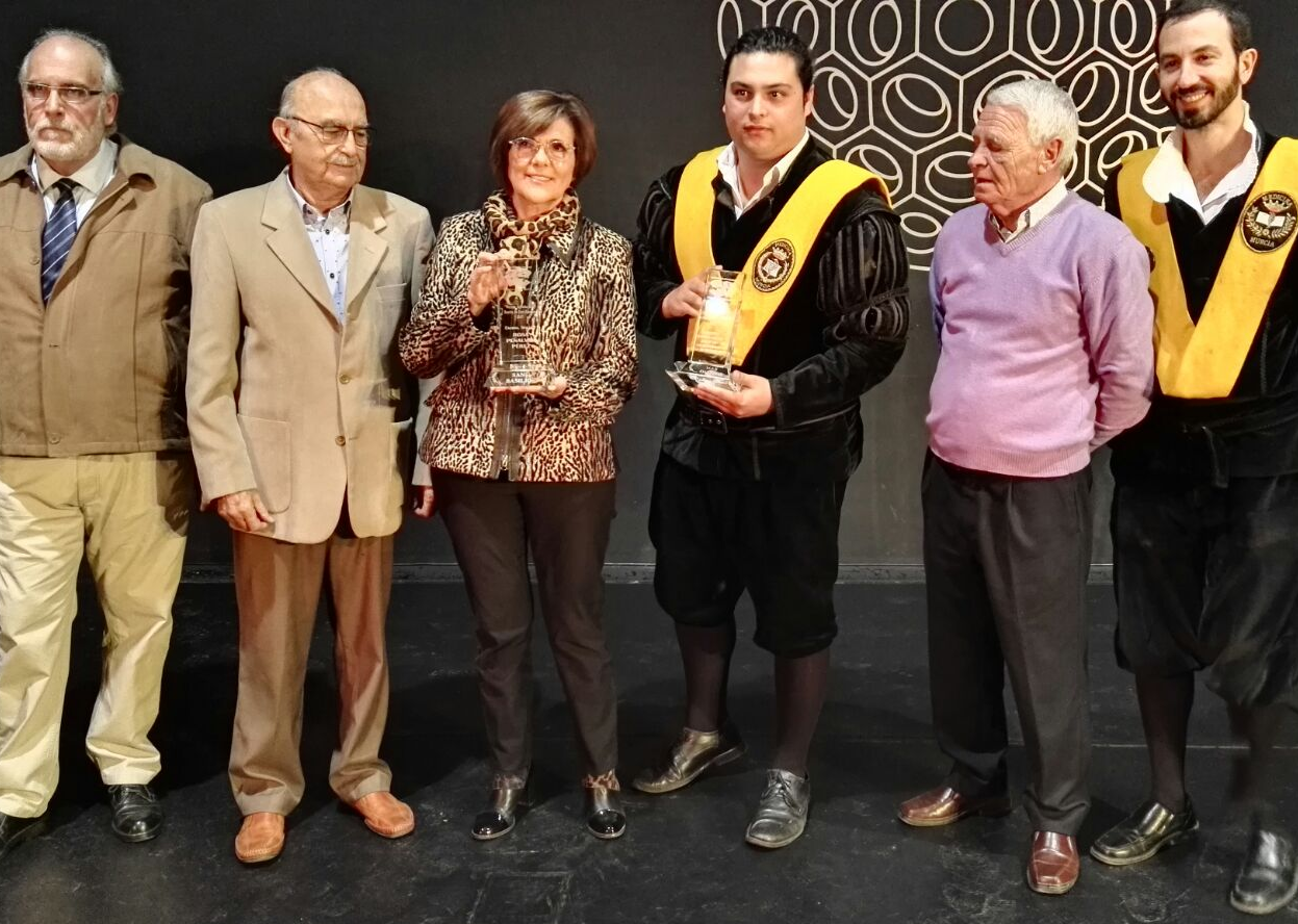 La presidenta de la Asamblea Regional, Rosa Peñalver, distinguida como 'Vecina del Año' de San Basilio de Murcia, junto al Certamen Internacional de Tunas Costa Cálida Ciudad de Murcia