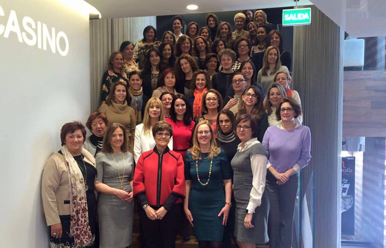 La Presidenta de la Asamblea Regional, Rosa Peñalver posa con las mujeres empresarias