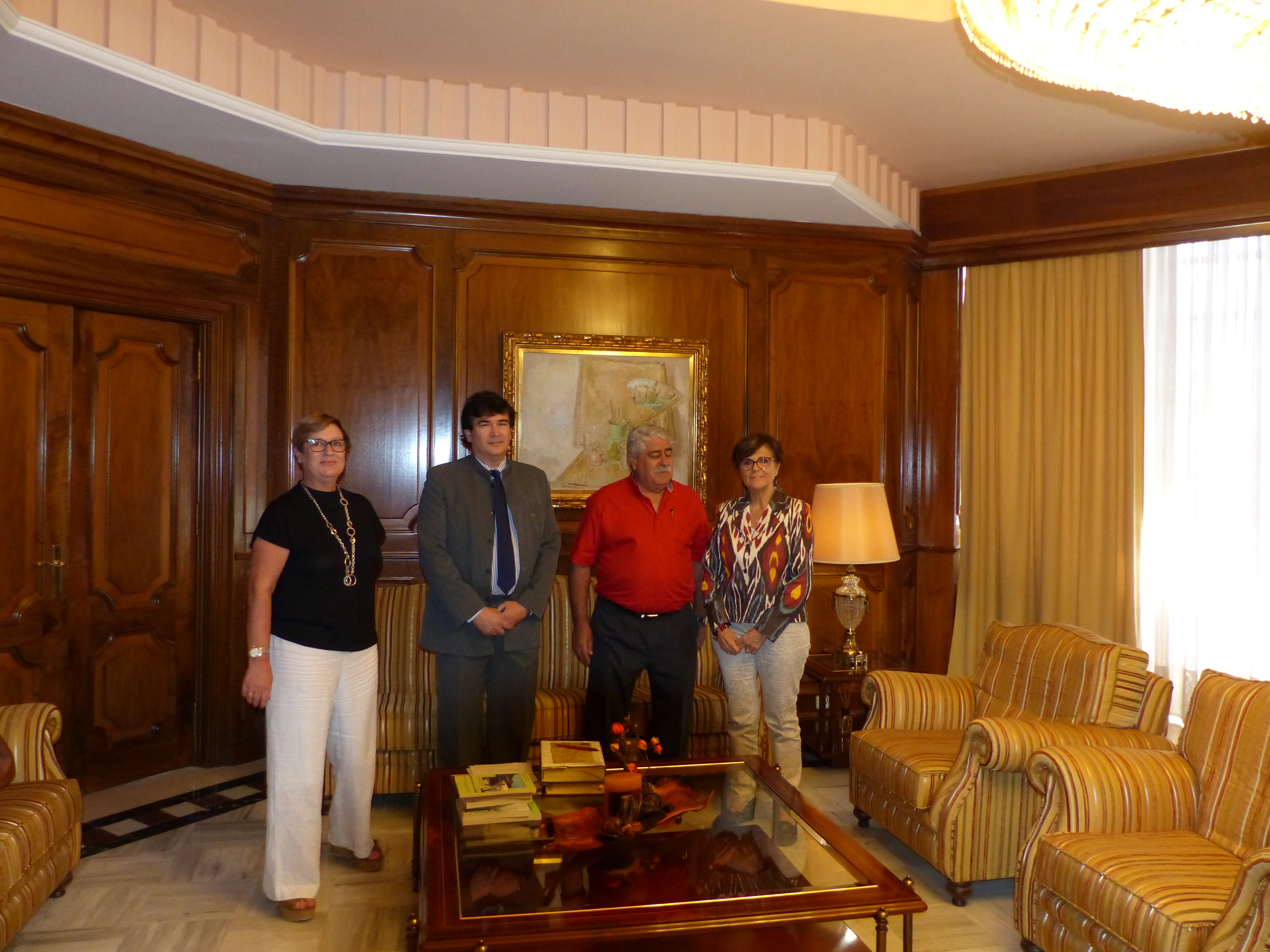 La junta directiva de la asociación cultural Ateneo Las Hespérides, con la presidenta de la Asamblea, Rosa Peñalver