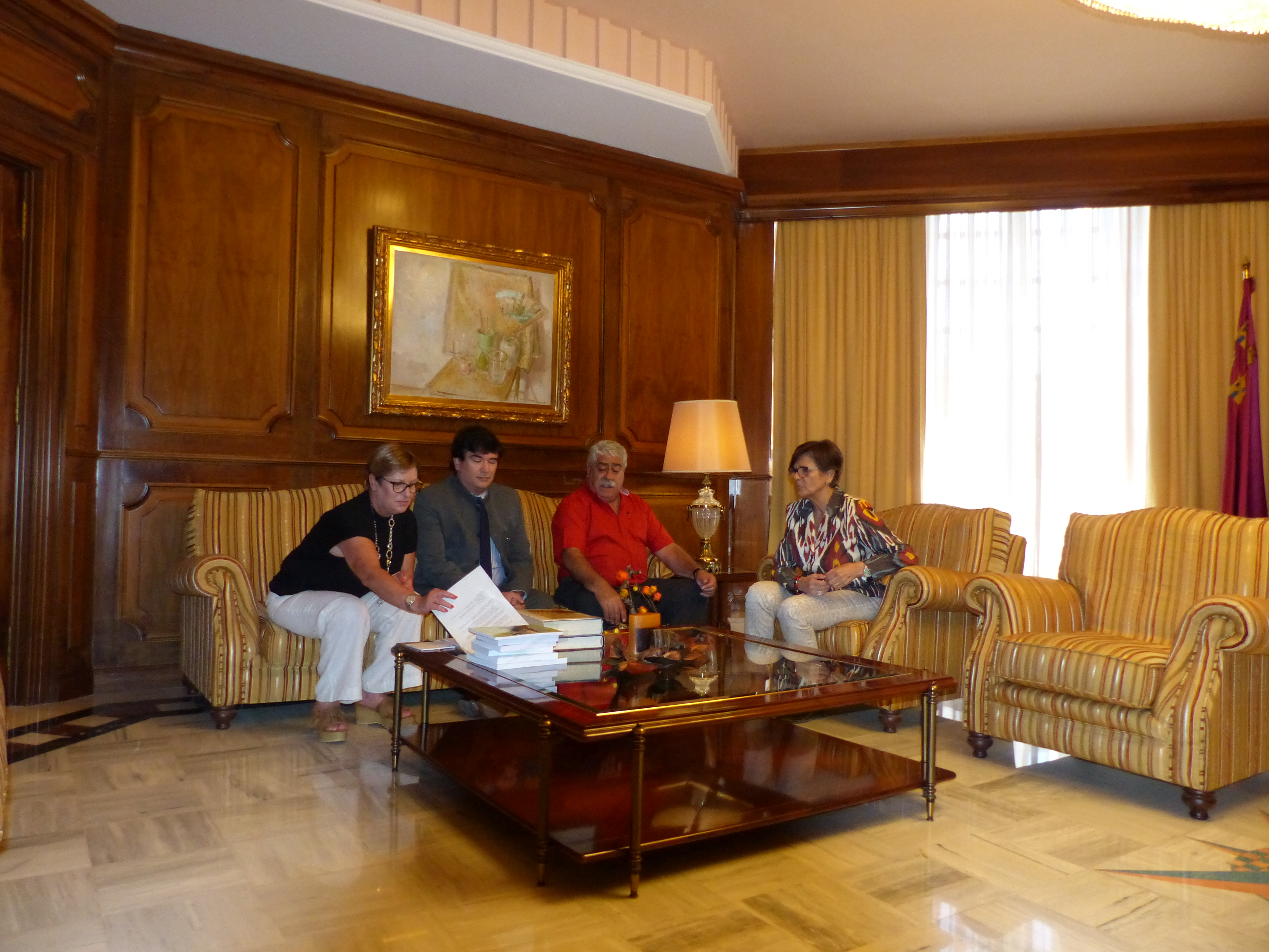 La junta directiva de la asociación cultural Ateneo Las Hespérides, con la presidenta de la Asamblea, Rosa Peñalver