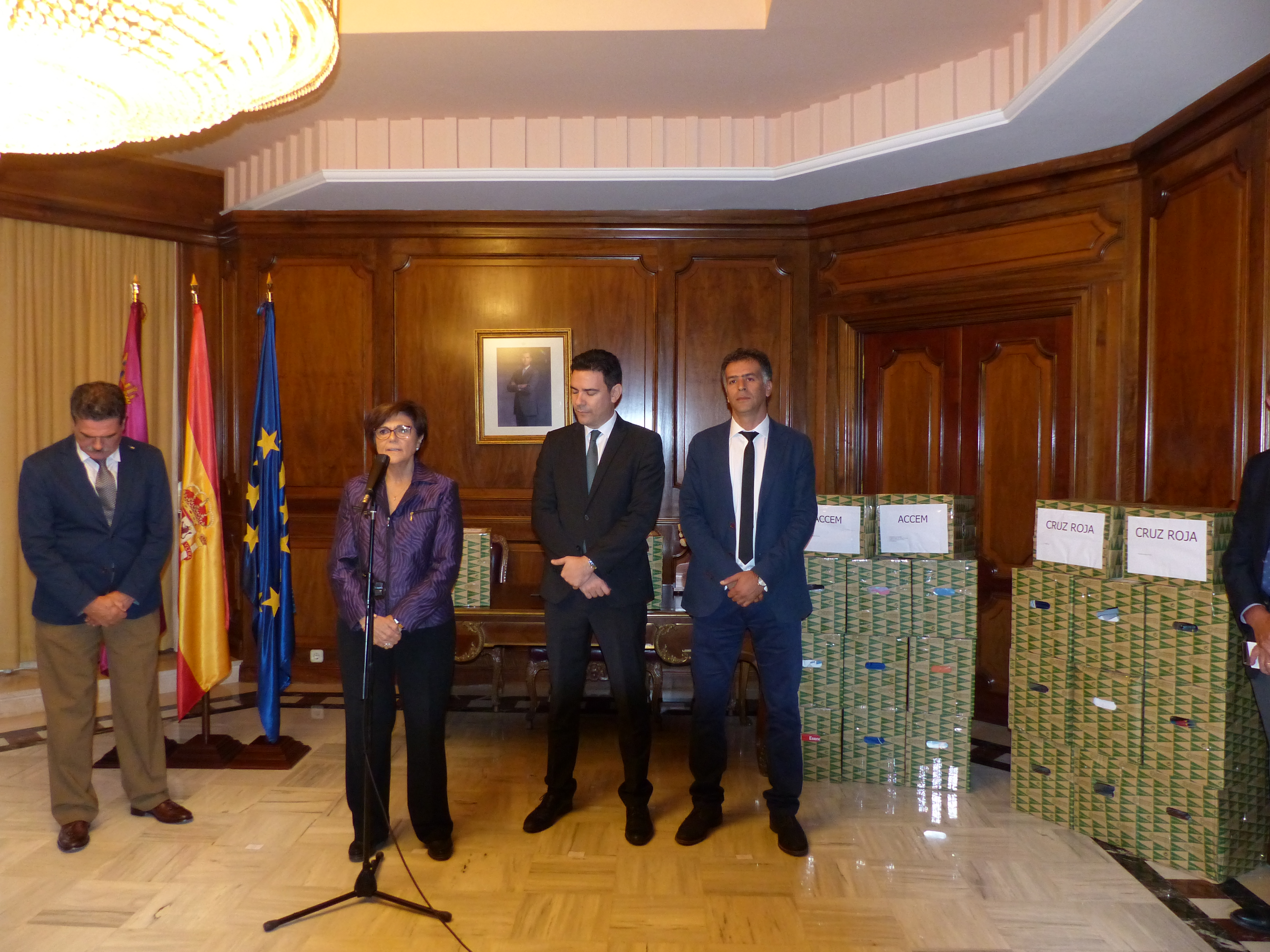 La presidenta y el director de El Corte Inglés Cartagena entregan material escolar a Cruz Roja y Accem