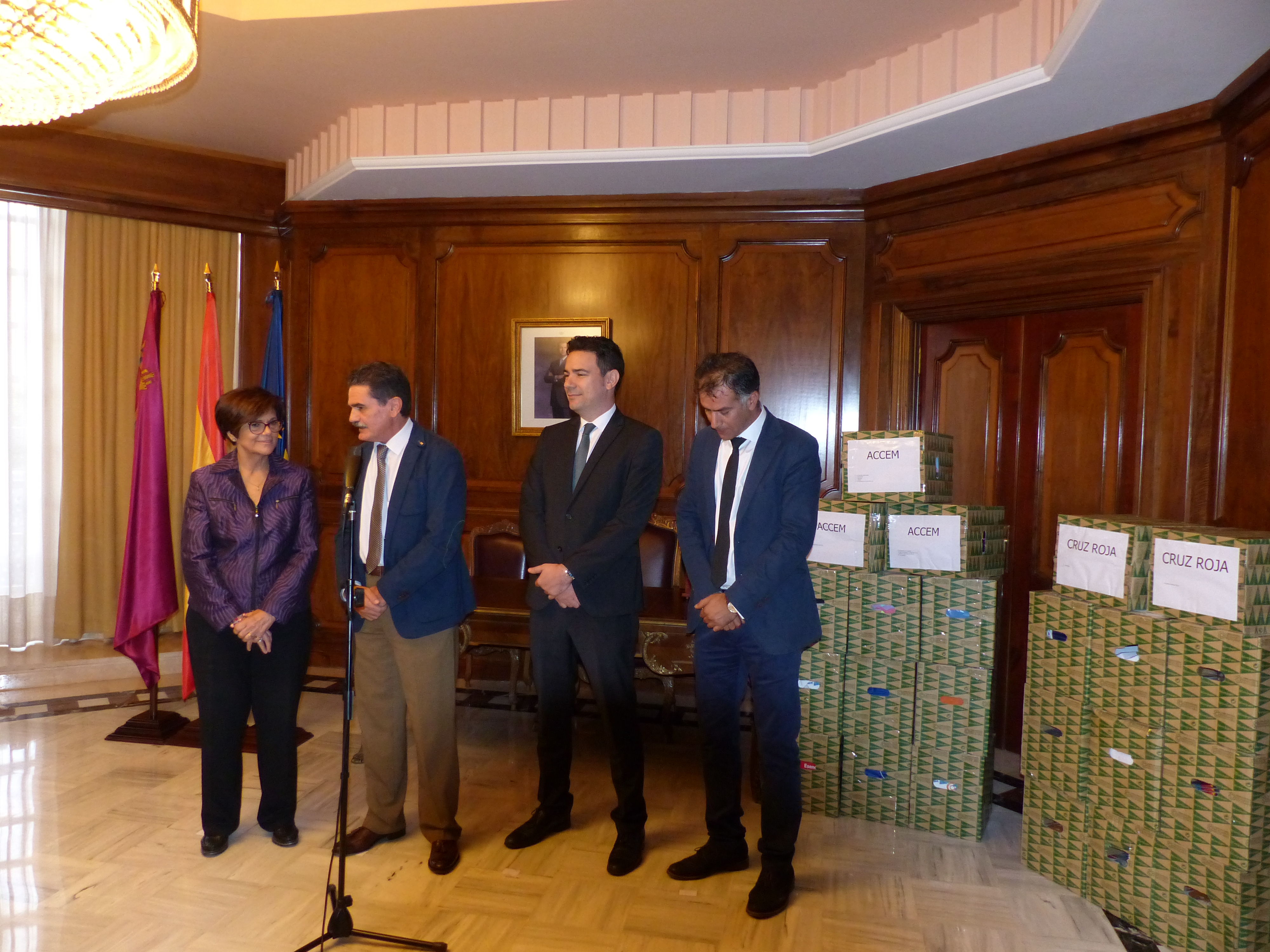 La presidenta y el director de El Corte Inglés Cartagena entregan material escolar a Cruz Roja y Accem