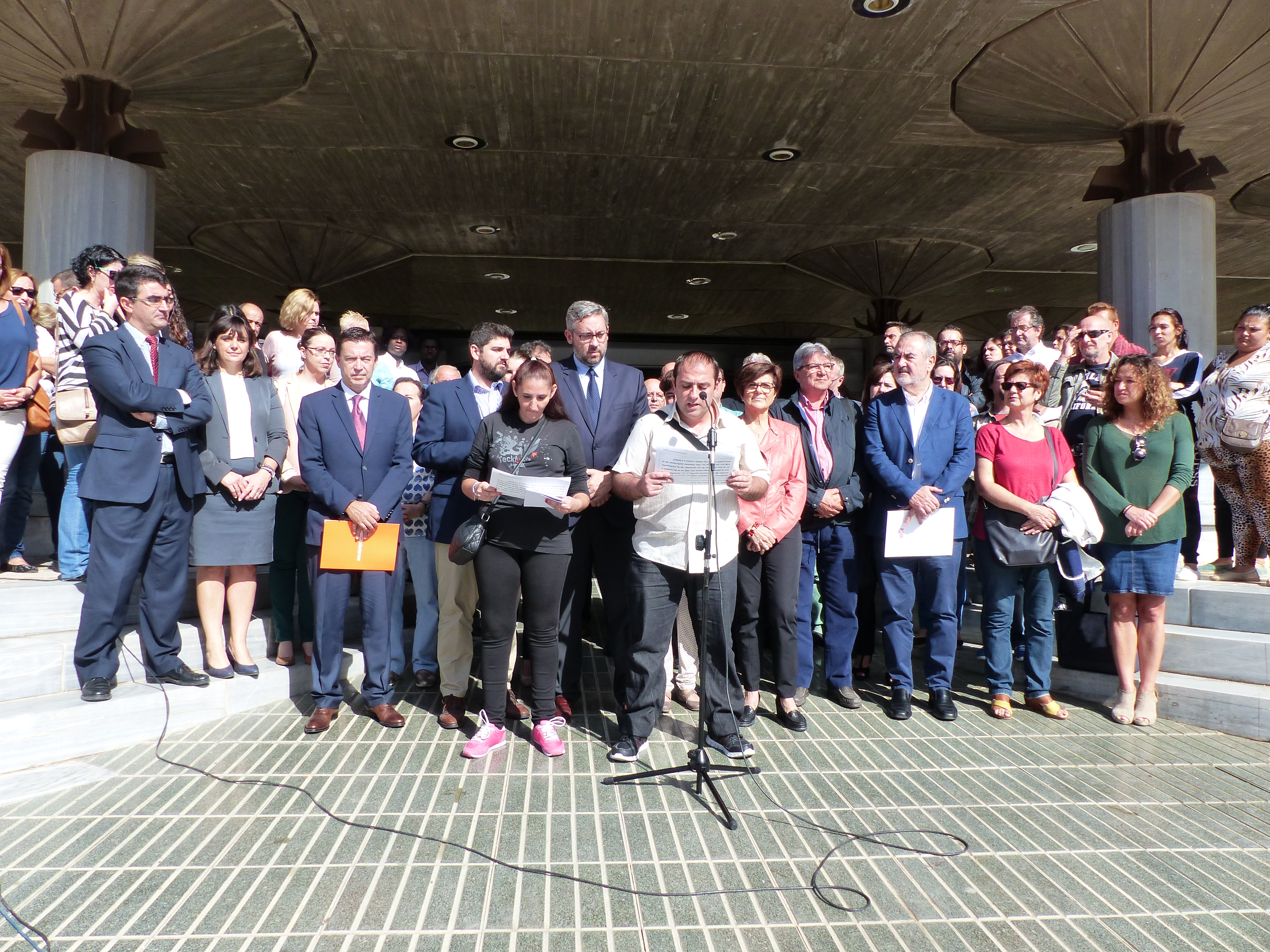 EAPN ha pronunciado un manifiesto contra la pobreza en la puerta principal de la Asamblea