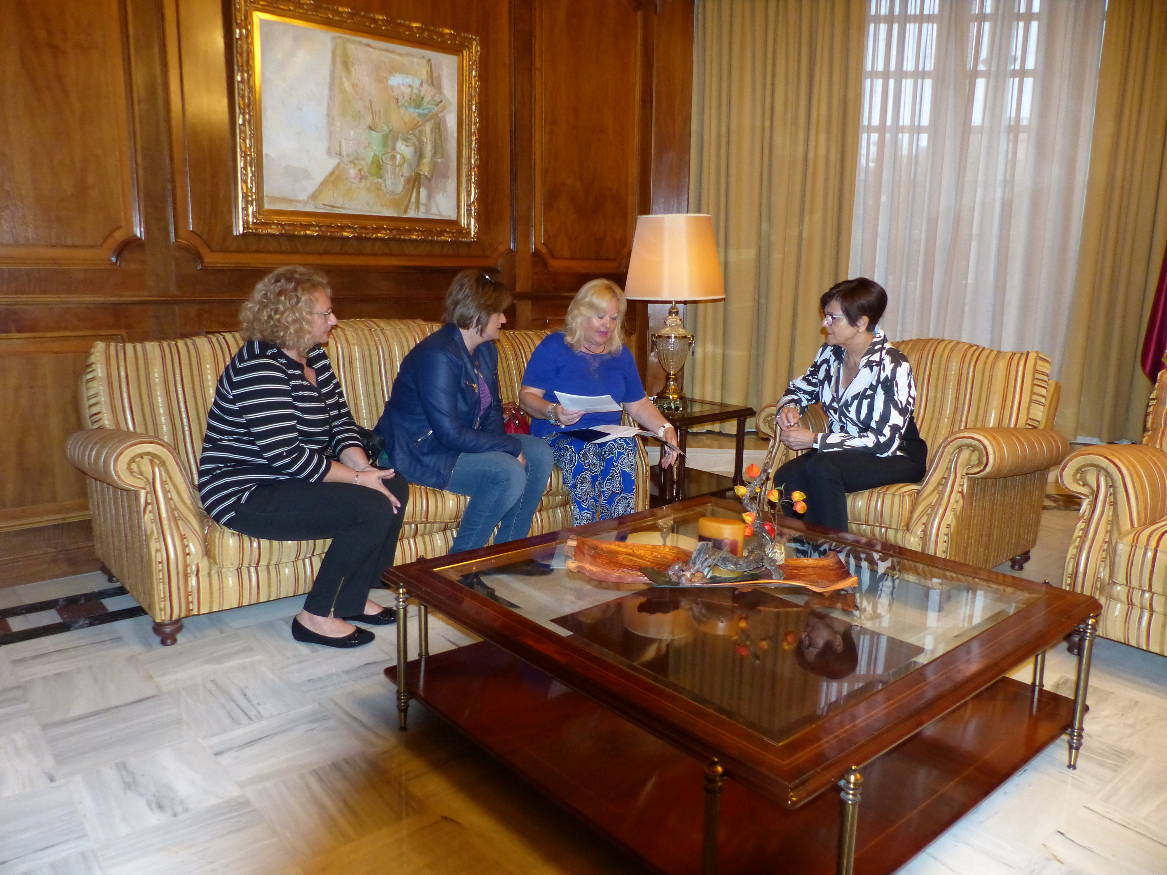 Representantes de Sodicar, encabezadas por su presidenta, María Dolores García Ros, se han reunido con la presidenta de la Asamblea, Rosa Peñalver