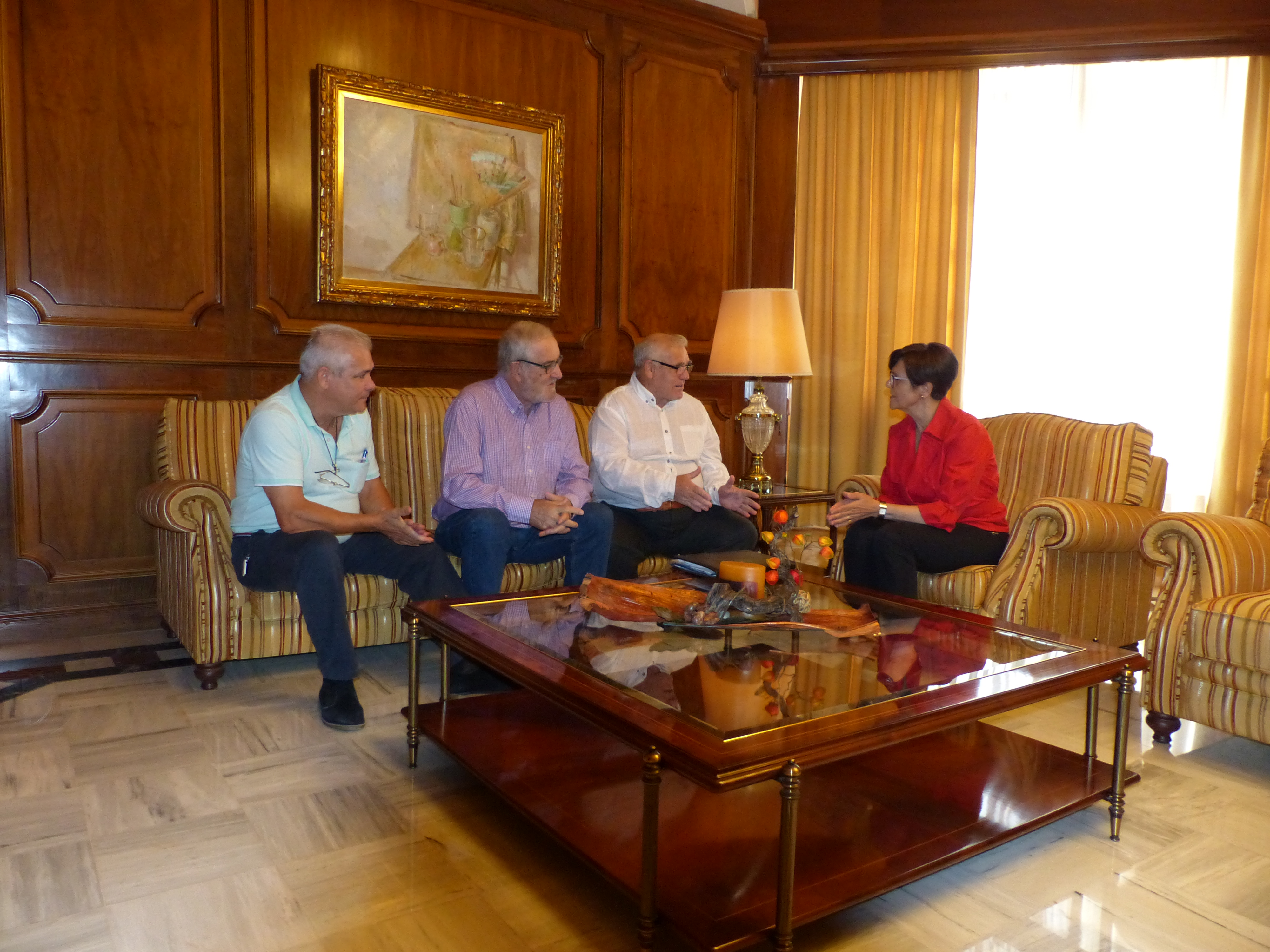 La presidenta de la Asamblea ha recibido a la Asociación de Vecinos del Sector Estación