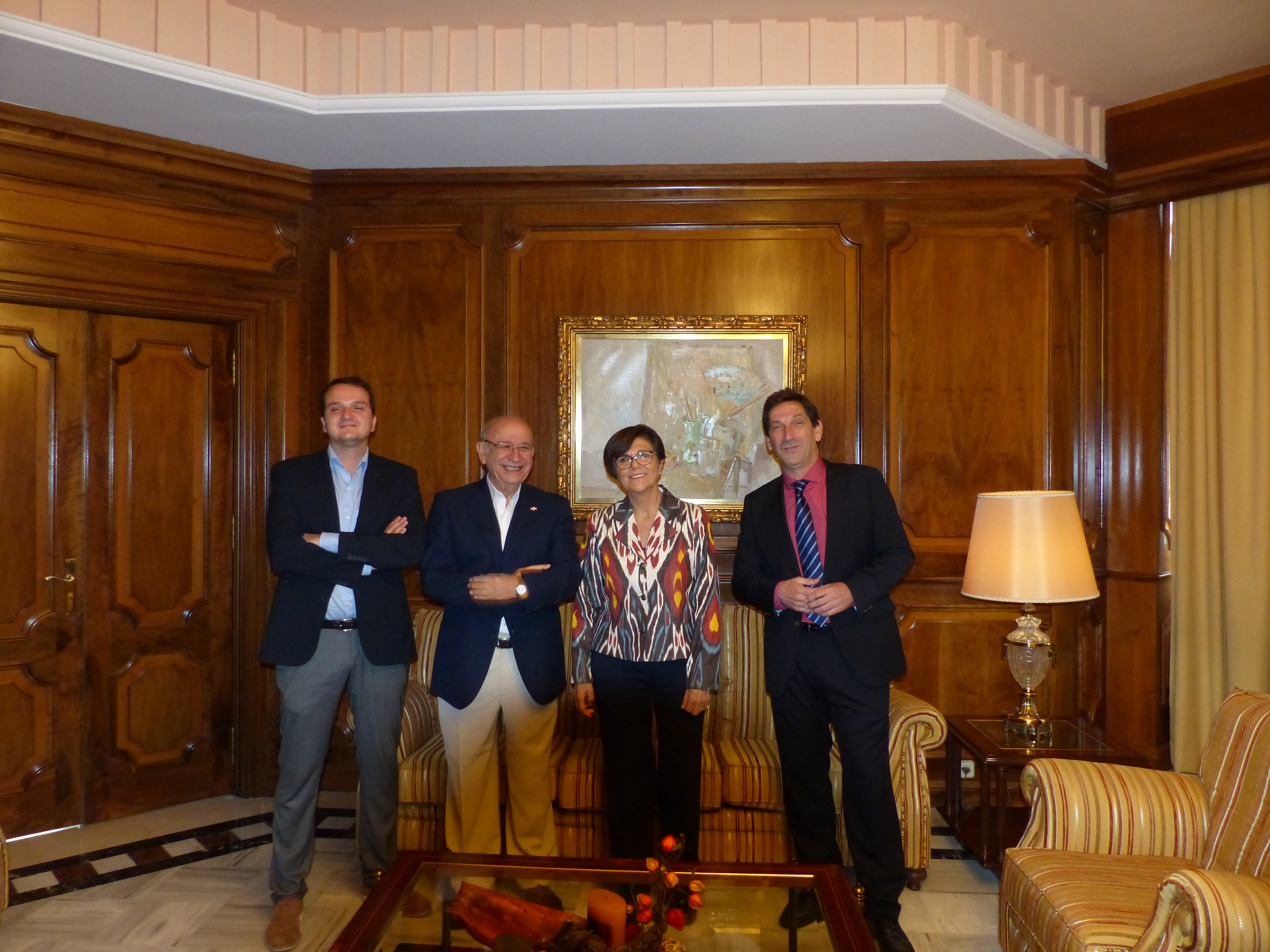 La plataforma '2 es +' ha visitado esta mañana a la presidenta de la Asamblea Regional