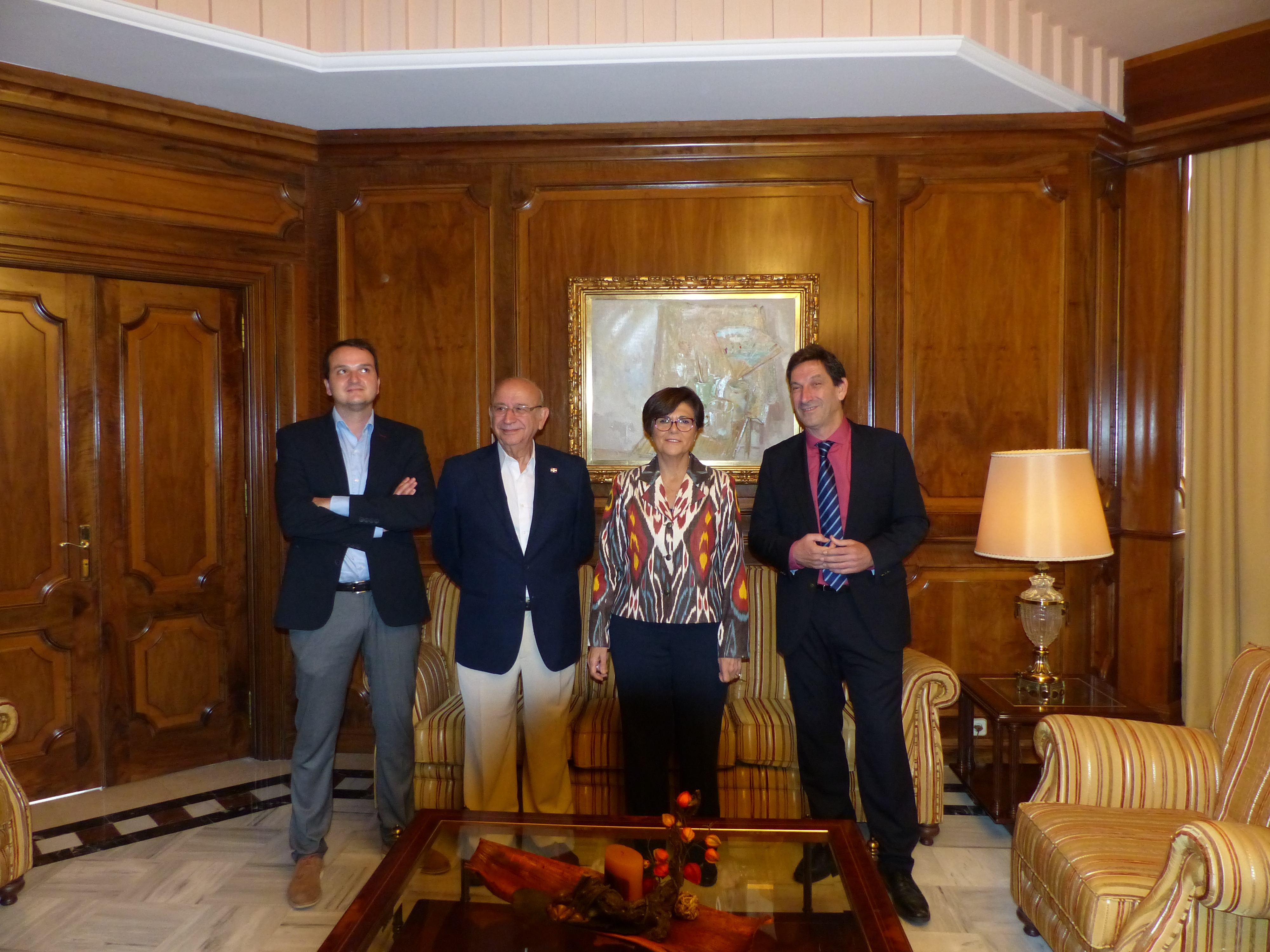 La plataforma '2 es +' ha visitado esta mañana a la presidenta de la Asamblea Regional