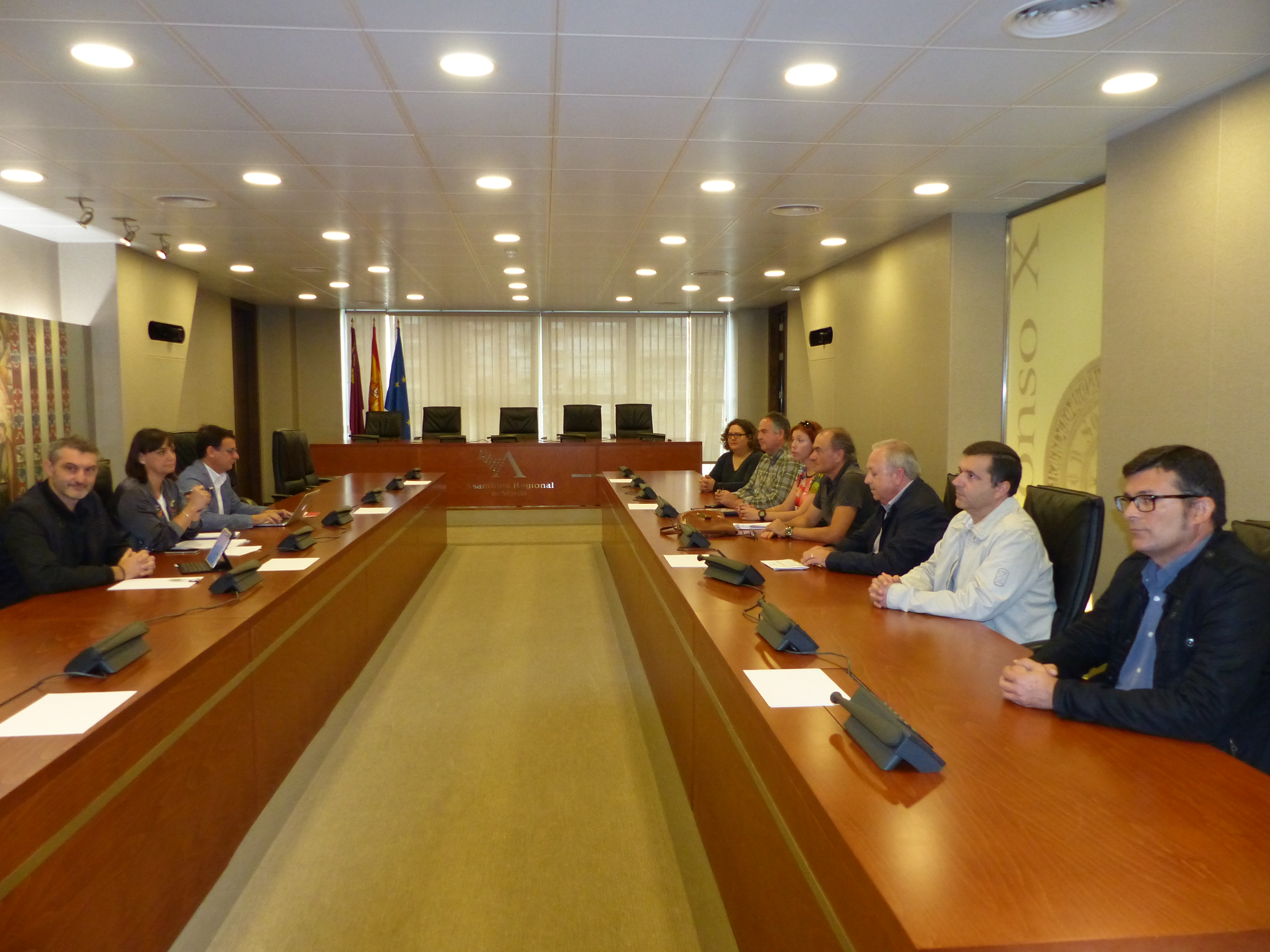Representantes sindicales se han reunido con los Grupos para abordar la situación del personal de la Biblioteca Regional