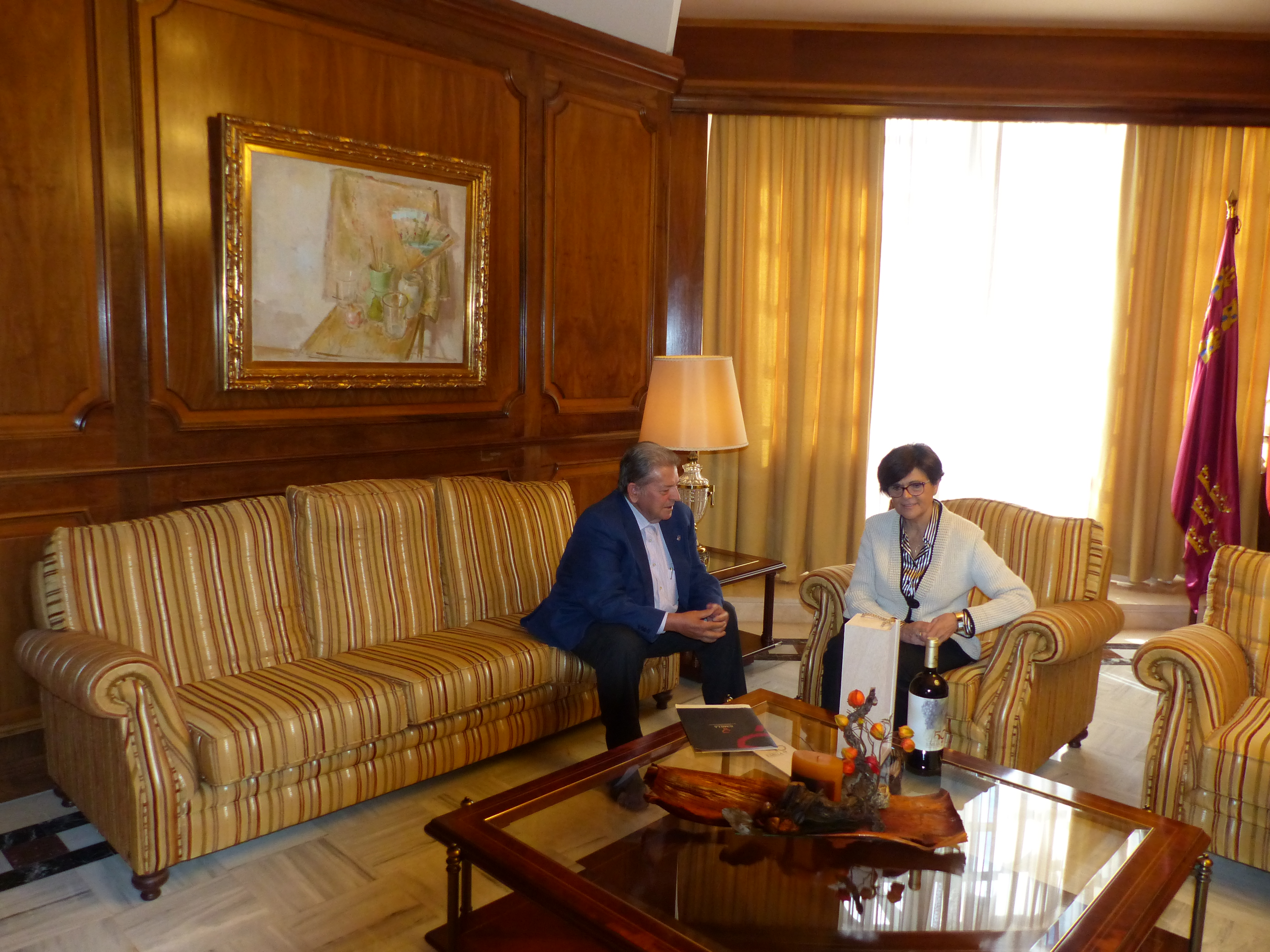 Pedro Lencina entrega a Peñalver una botella edición especial 50 aniversario