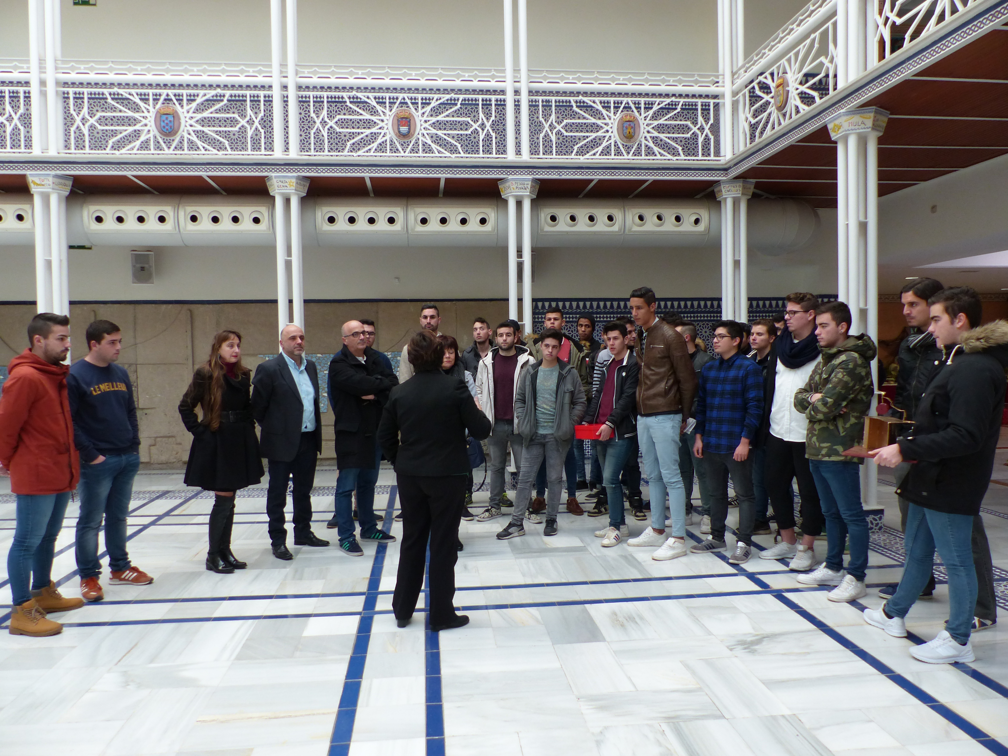 El IES Politécnico de Cartagena ha entregado un original Belén a la presidenta de la Asamblea, Rosa Peñalver