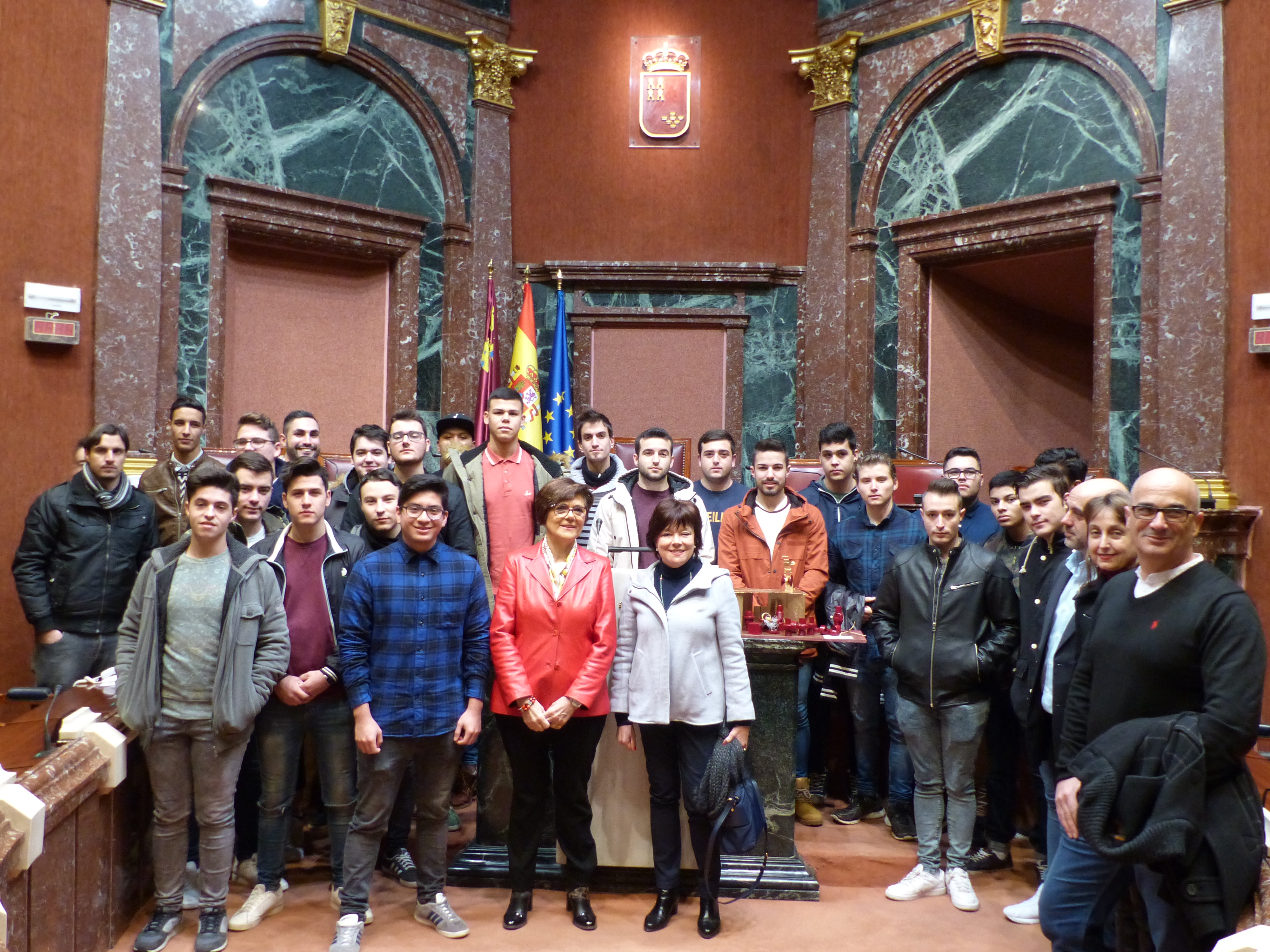 El IES Politécnico de Cartagena ha entregado un original Belén a la presidenta de la Asamblea, Rosa Peñalver