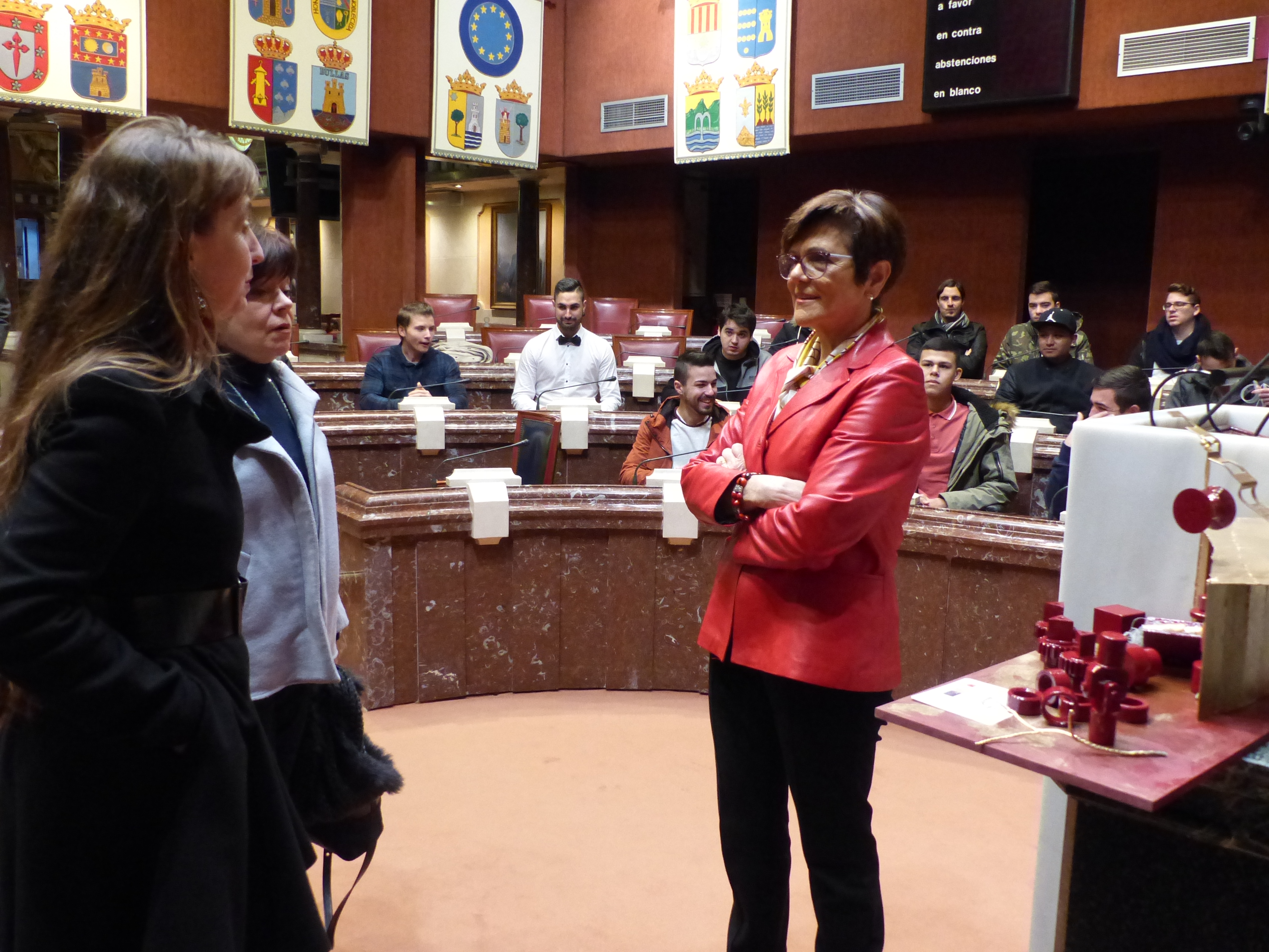 El IES Politécnico de Cartagena ha entregado un original Belén a la presidenta de la Asamblea, Rosa Peñalver