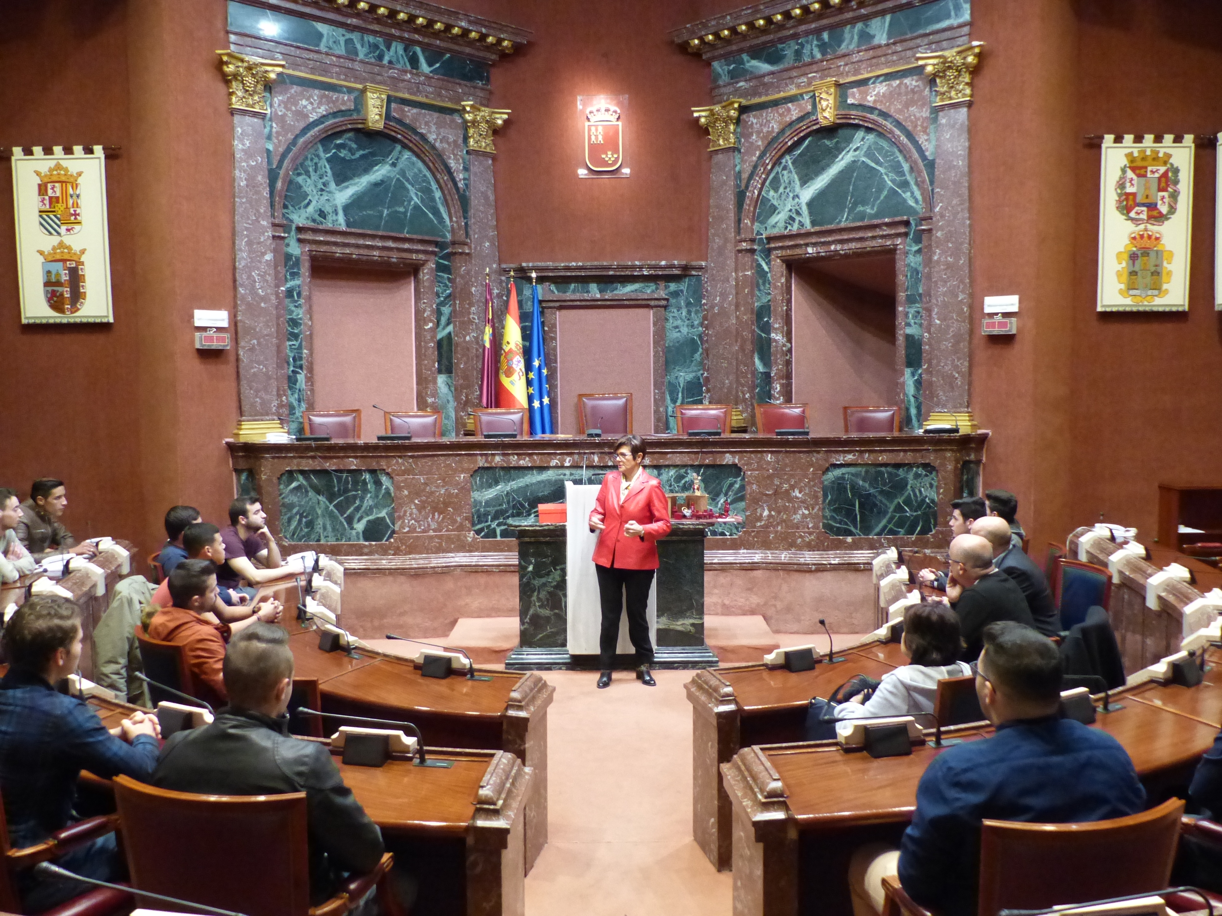 El IES Politécnico de Cartagena ha entregado un original Belén a la presidenta de la Asamblea, Rosa Peñalver