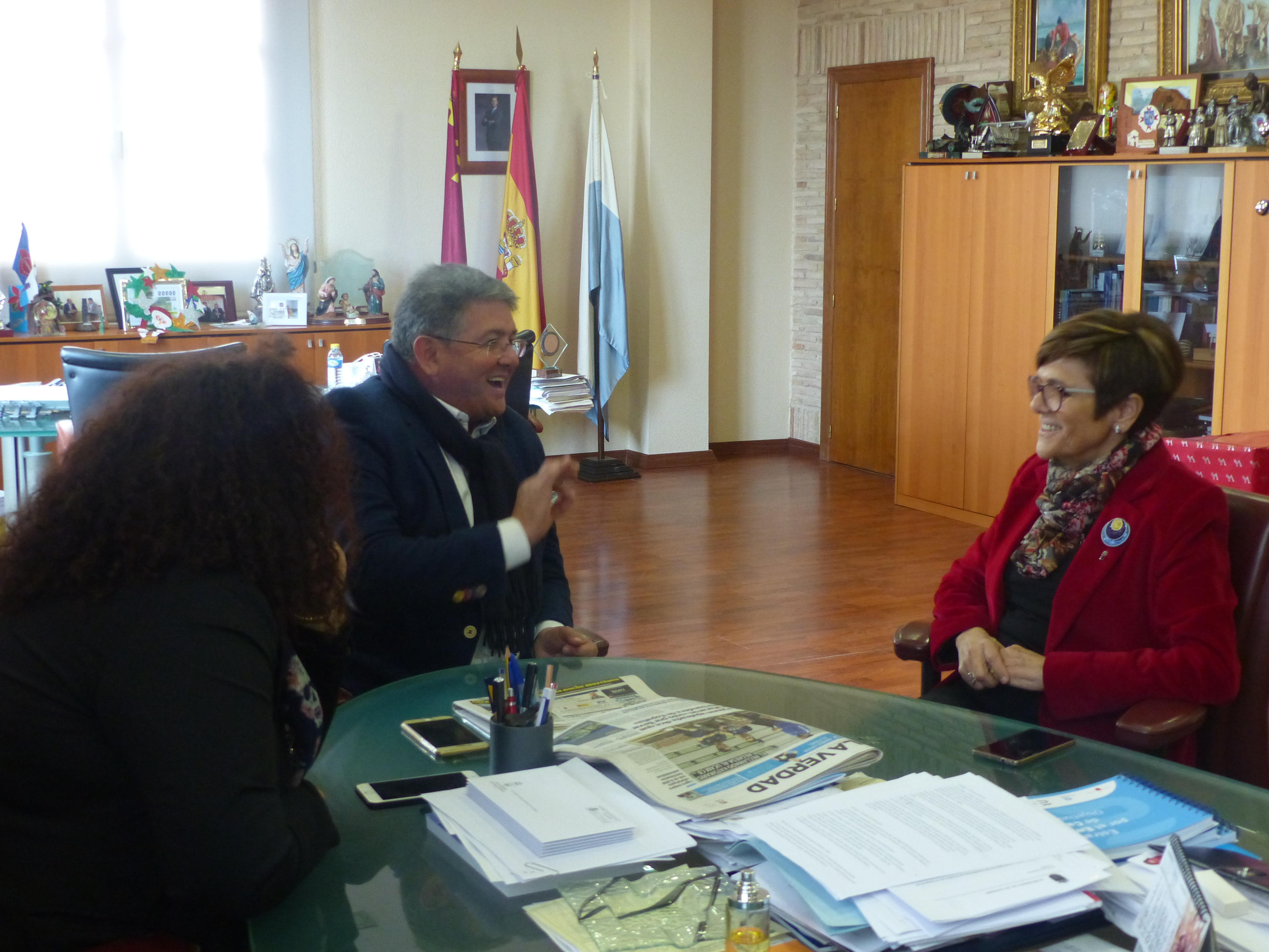 La presidenta de la Asamblea y el alcalde de Los Alcázares en el despacho de la alcaldía