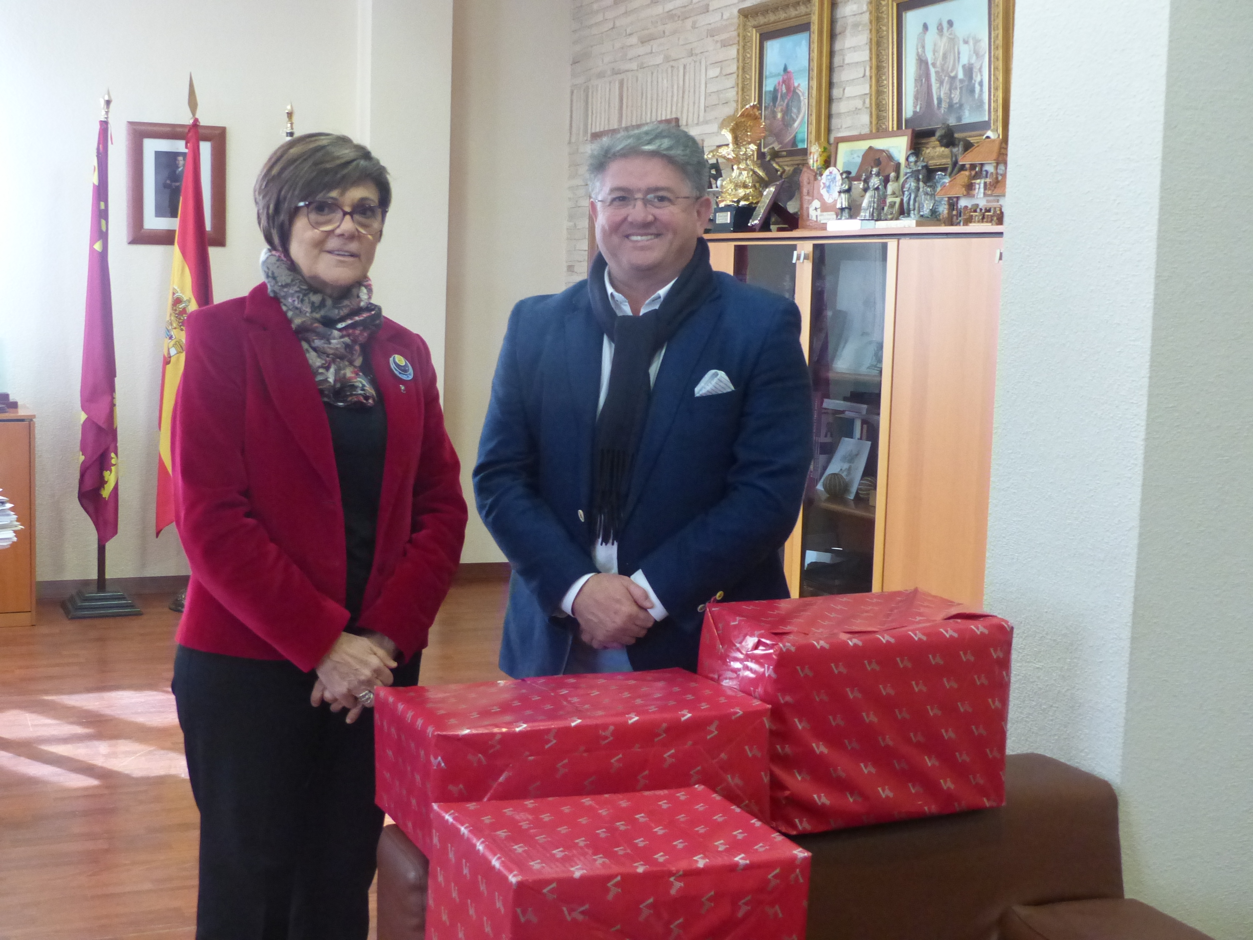 La presidenta de la Asamblea y el alcalde de Los Alcázares con los libros donados a la biblioteca de la localidad