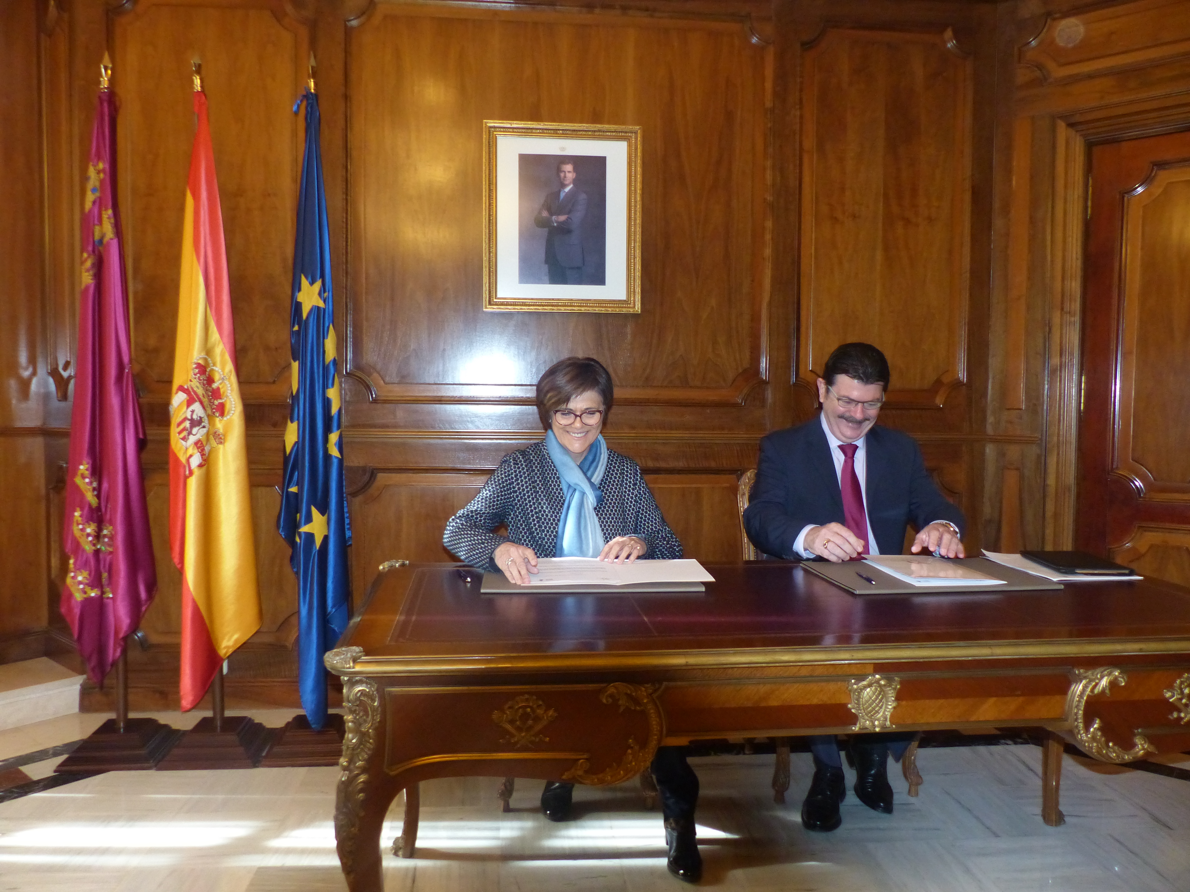 La presidenta de la Asamblea Regional, Rosa Peñalver, y el director de la Vuelta, Paco Guzmán, han firmado el patrocinio