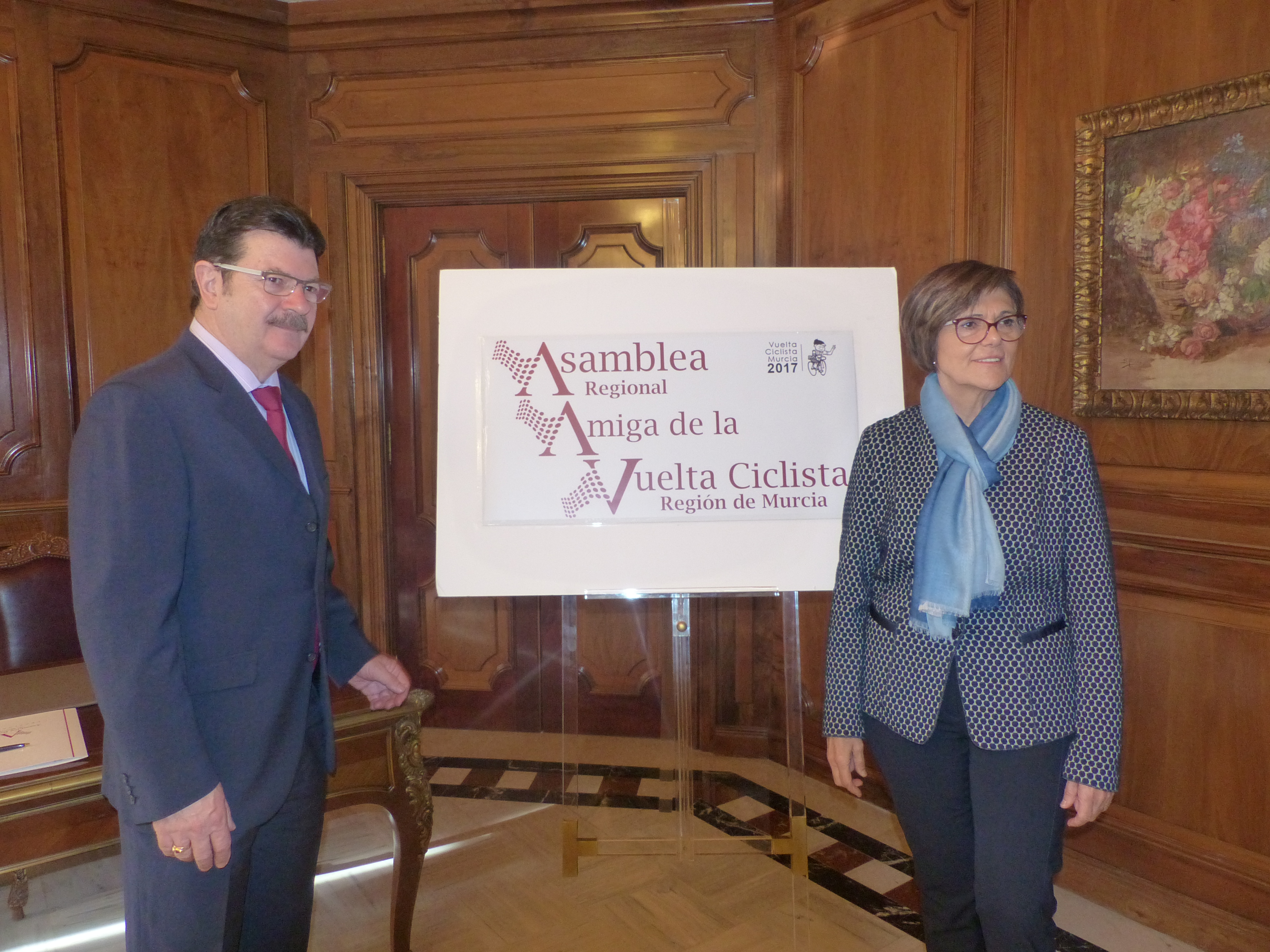 La presidenta de la Asamblea Regional, Rosa Peñalver, y el director de la Vuelta, Paco Guzmán, han firmado el patrocinio