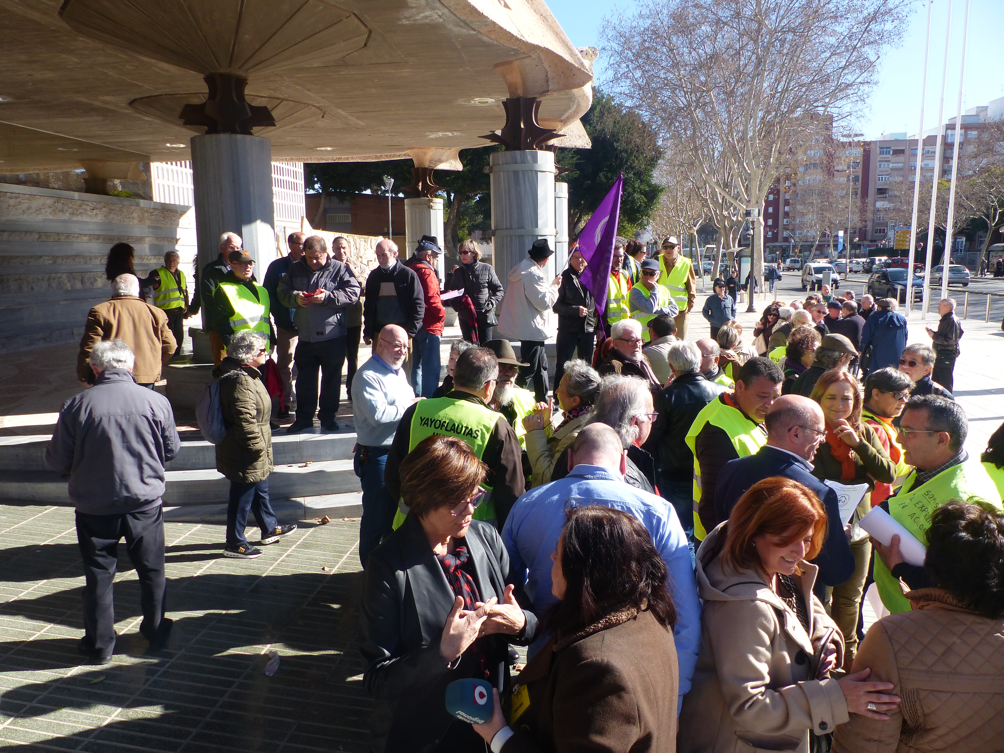 La presidenta de la Asamblea Regional y diputados han apoyado a los manifestantes en la defensa del sistema público de pensiones