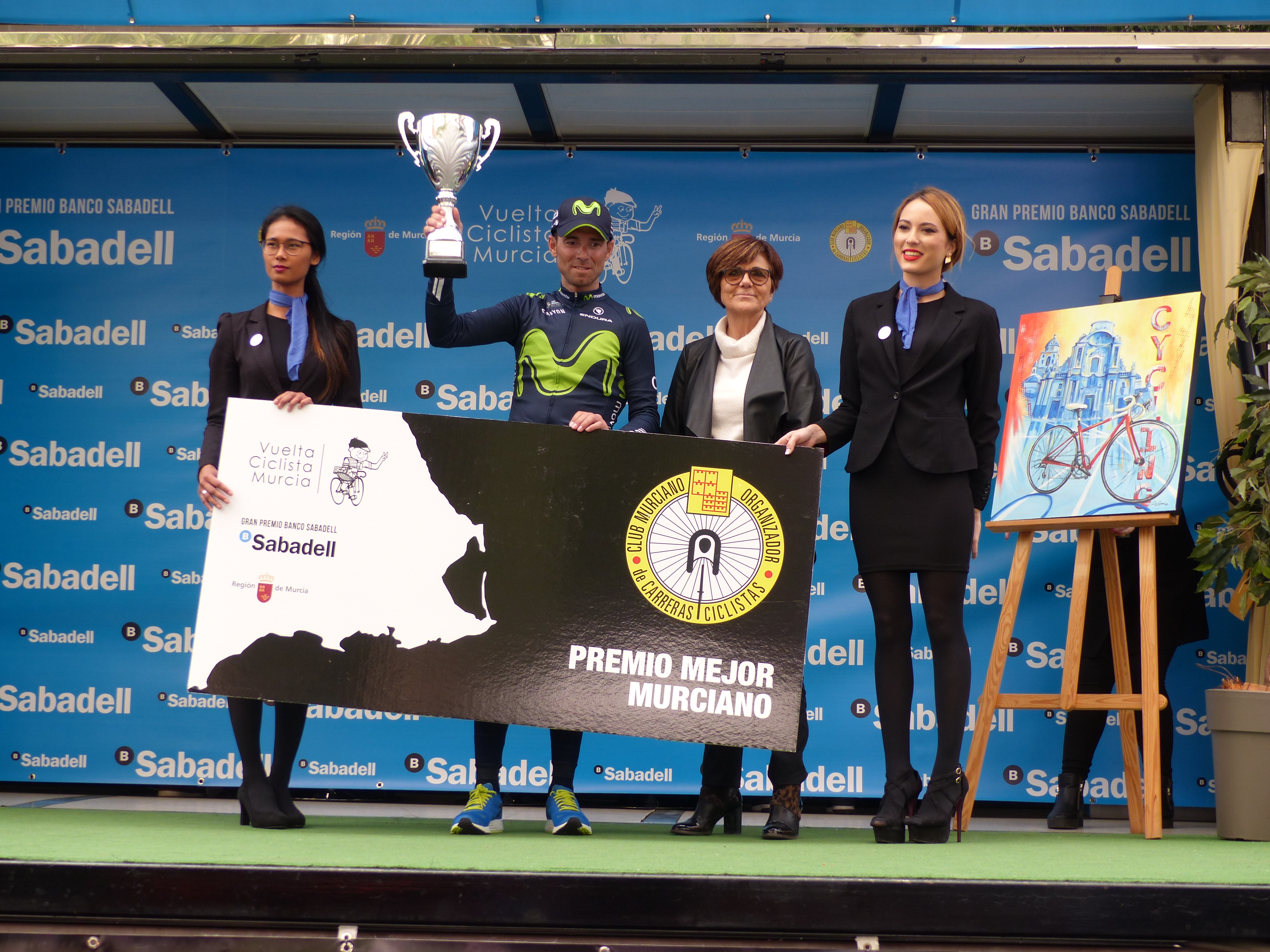 Rosa Peñalver ha entregado una de las distinciones a Alejandro Valverde