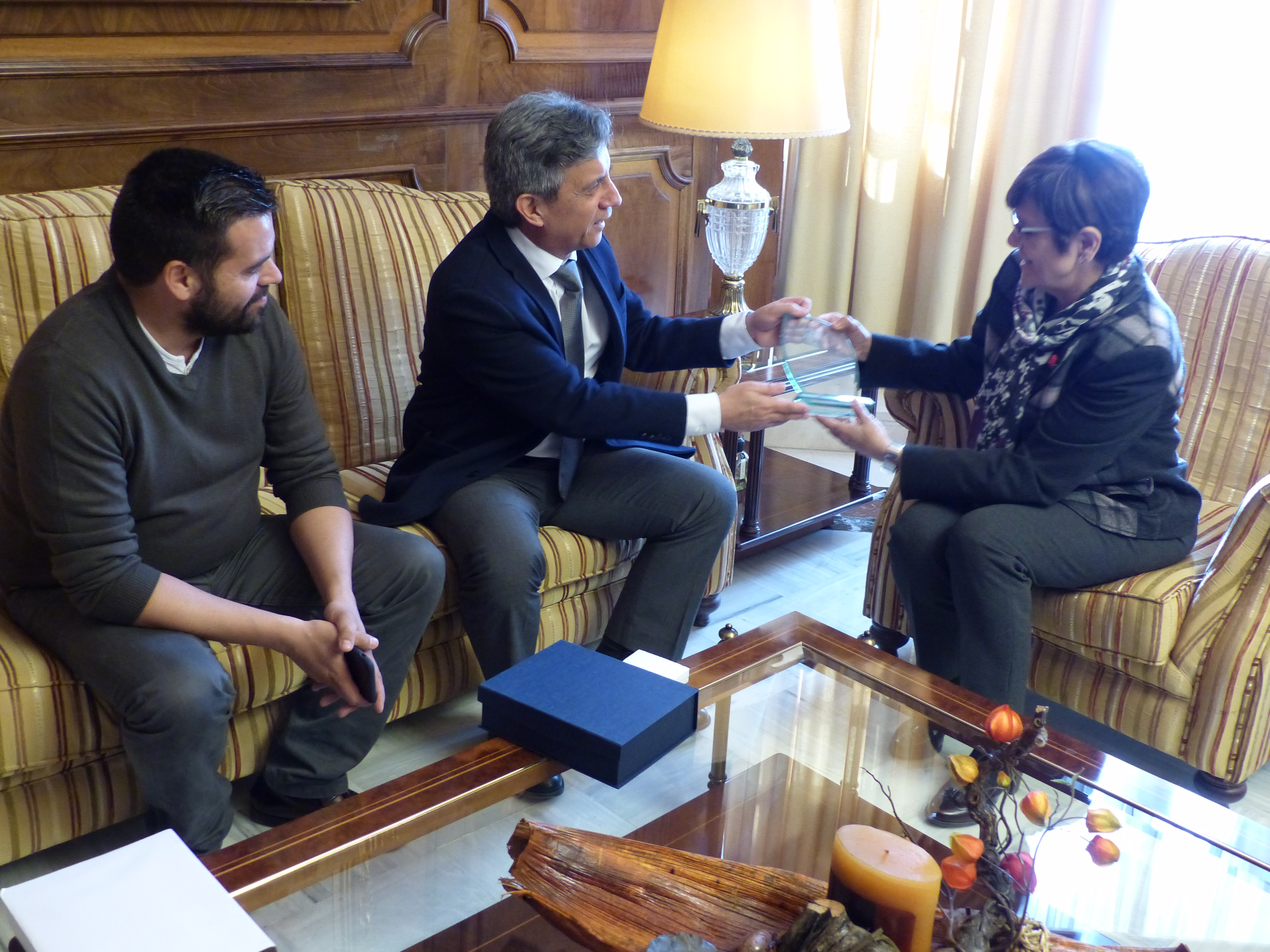 La presidenta ha recibido al cónsul de Ecuador en Murcia