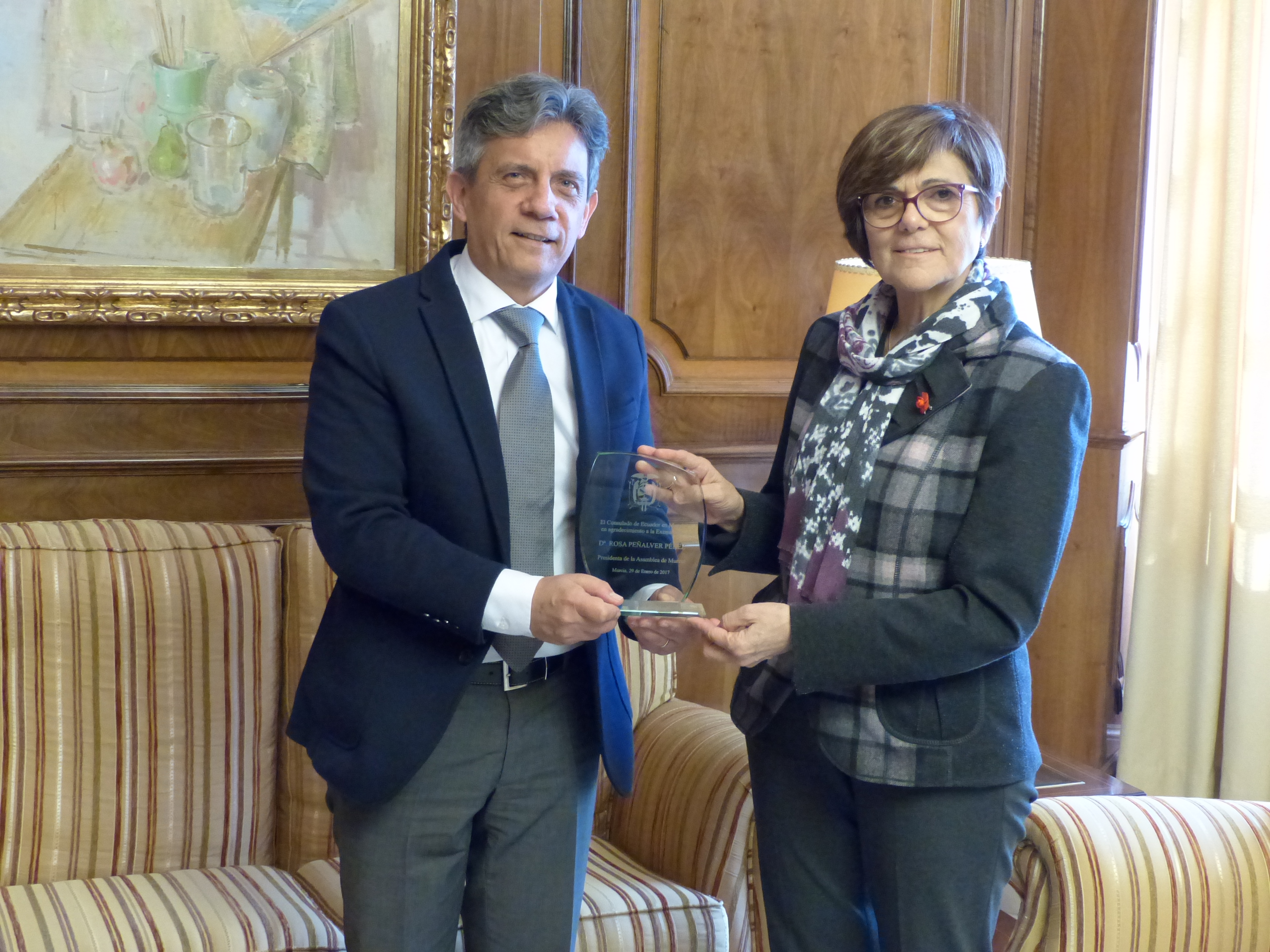 La presidenta ha recibido al cónsul de Ecuador en Murcia