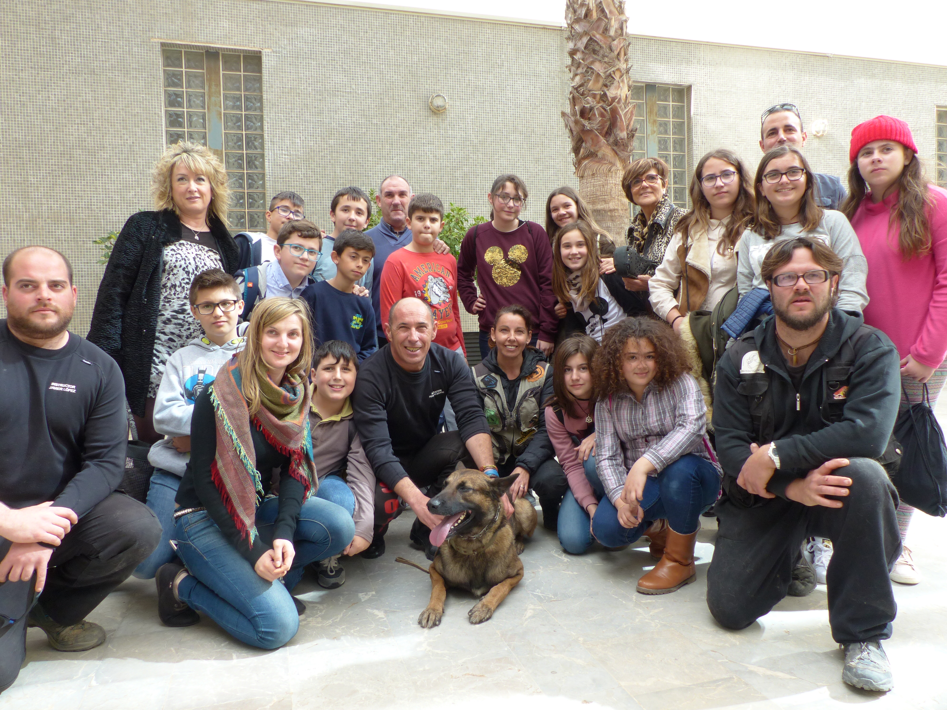 La Asamblea Regional de Murcia se ha convertido en el escenario de una demostración canina de protección a las mujeres víctimas de violencia de género