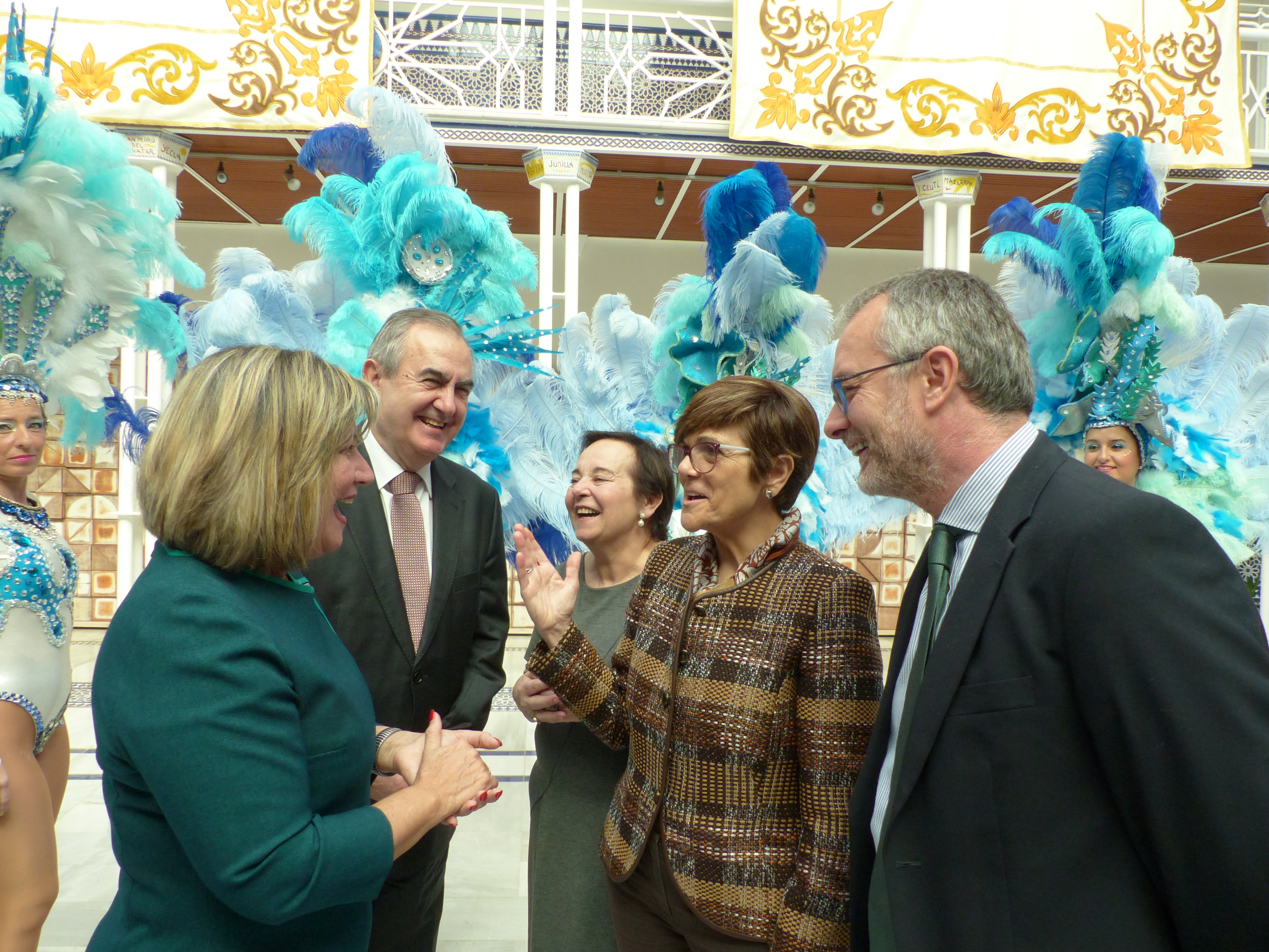 Integrantes de la comparsa Salgueiro con la presidenta de la Asamblea y diputados regionales