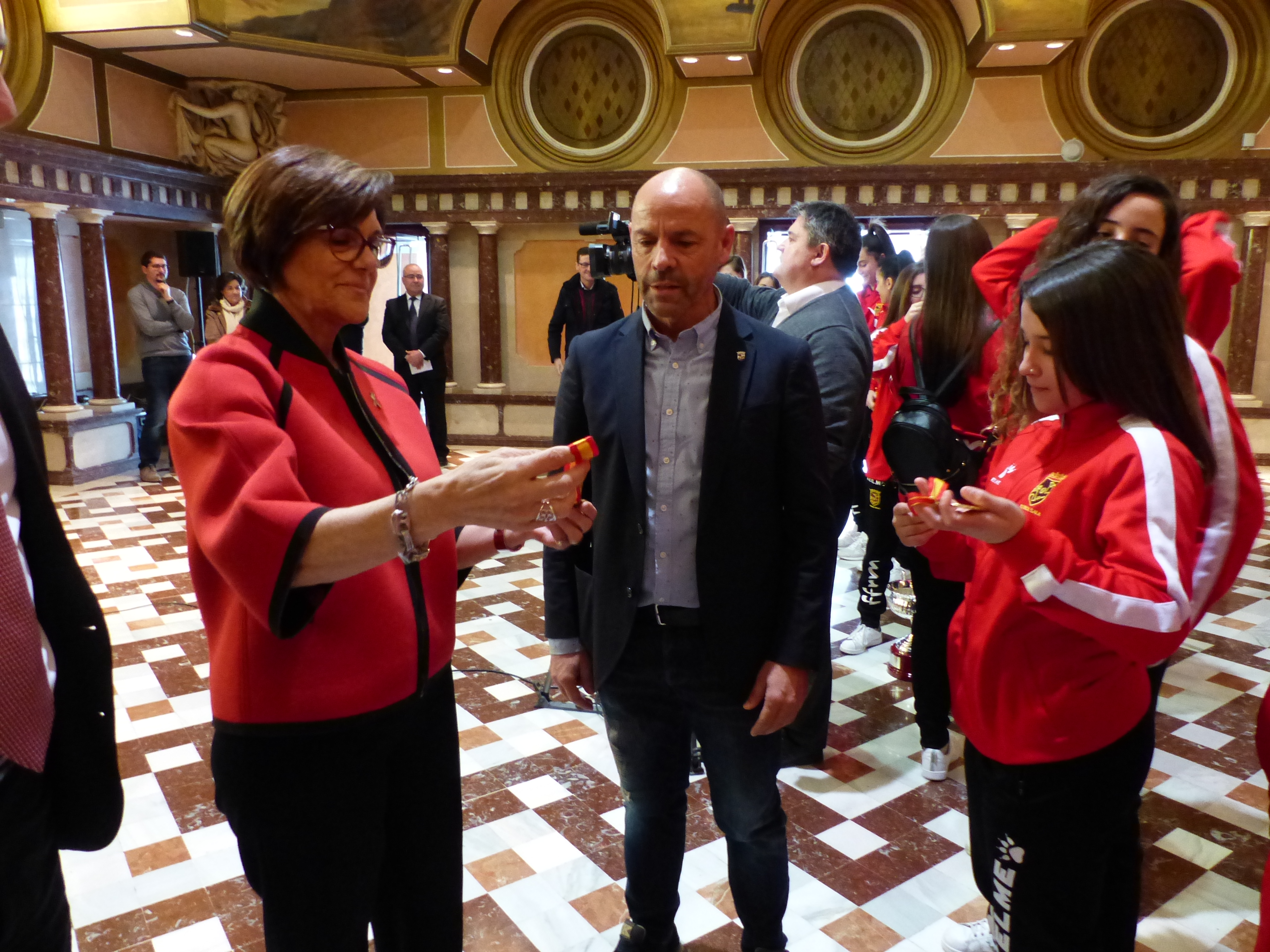 Rosa Peñalver ha recibido a las campeonas de España Sub 17 y Sub 21 de Fútbol Sala