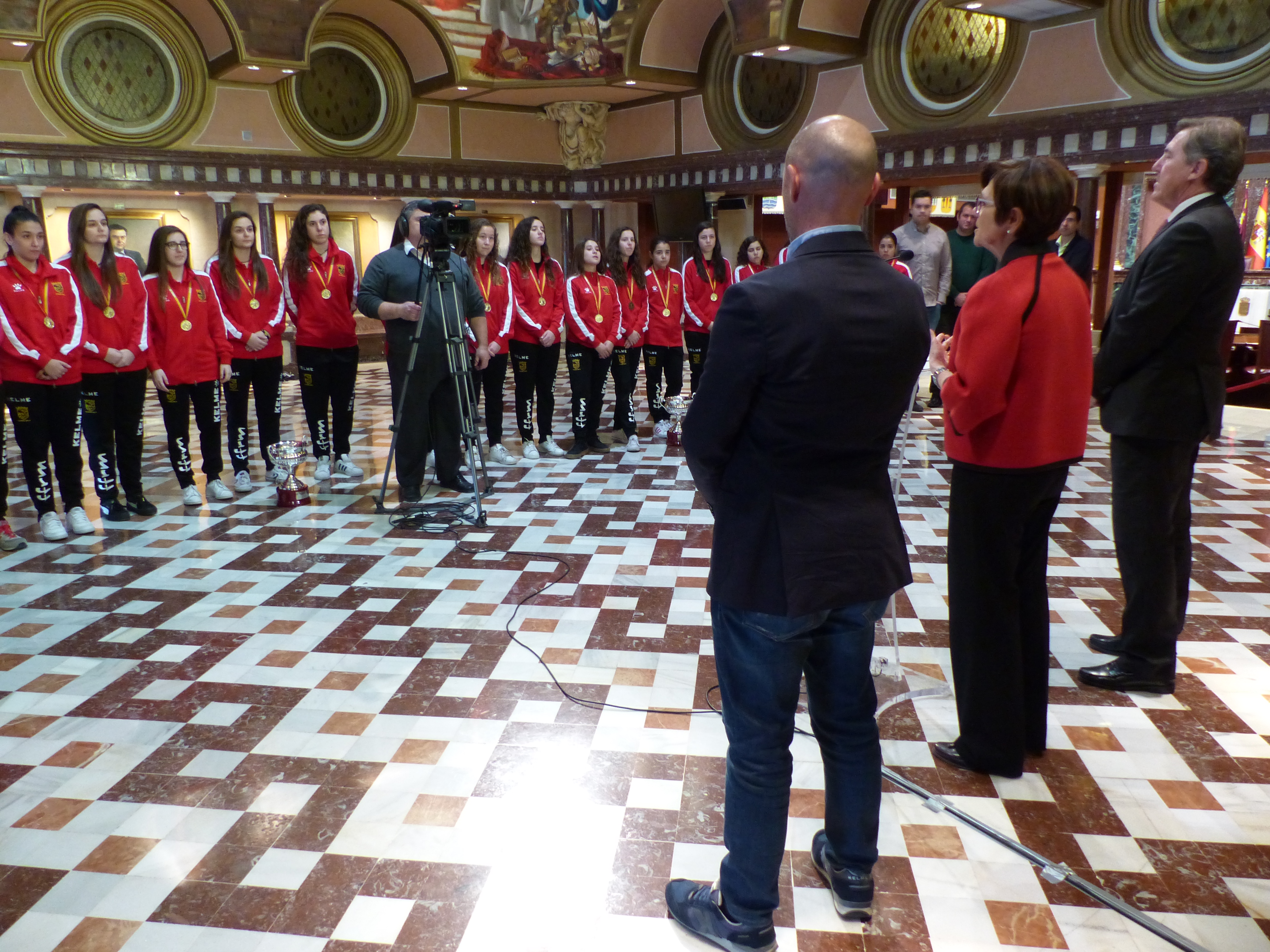 Rosa Peñalver ha recibido a las campeonas de España Sub 17 y Sub 21 de Fútbol Sala