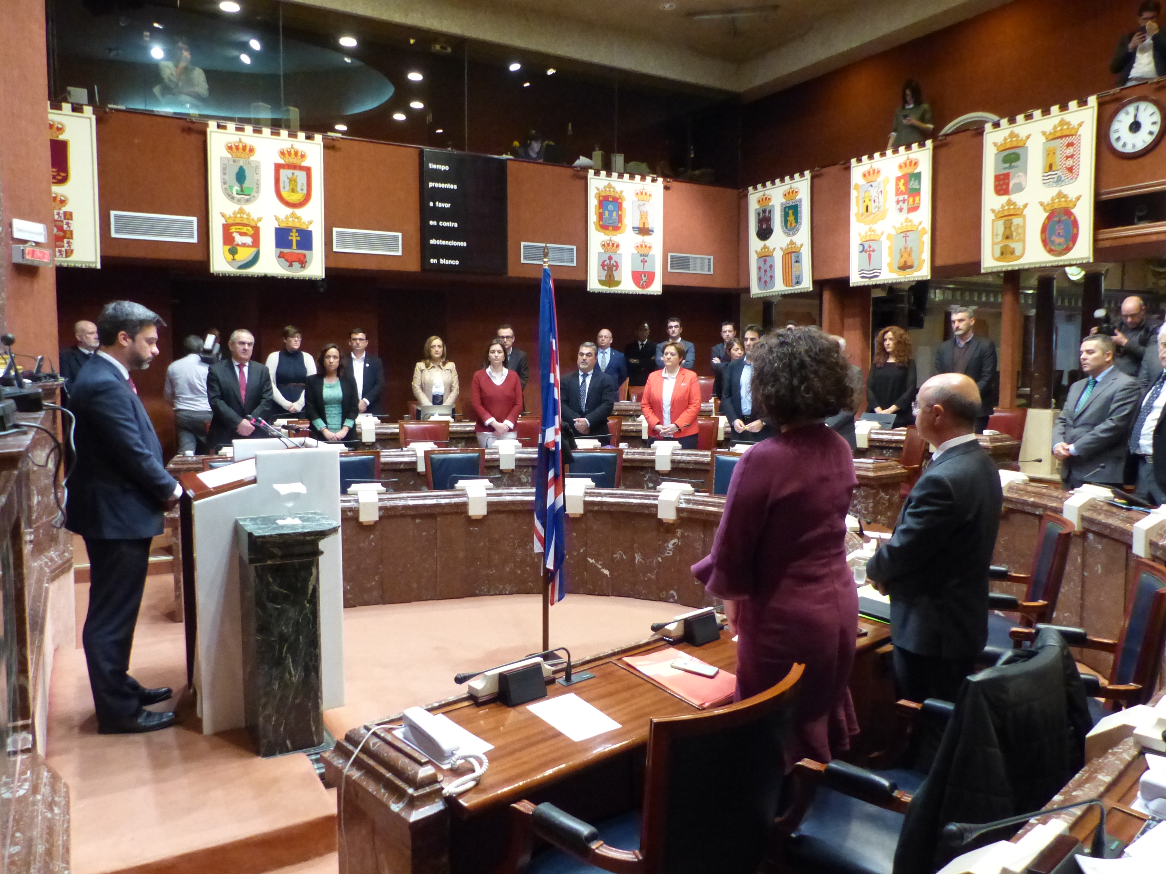 El Pleno de la Asamblea ha guardado un minuto de silencio en señal de protesta