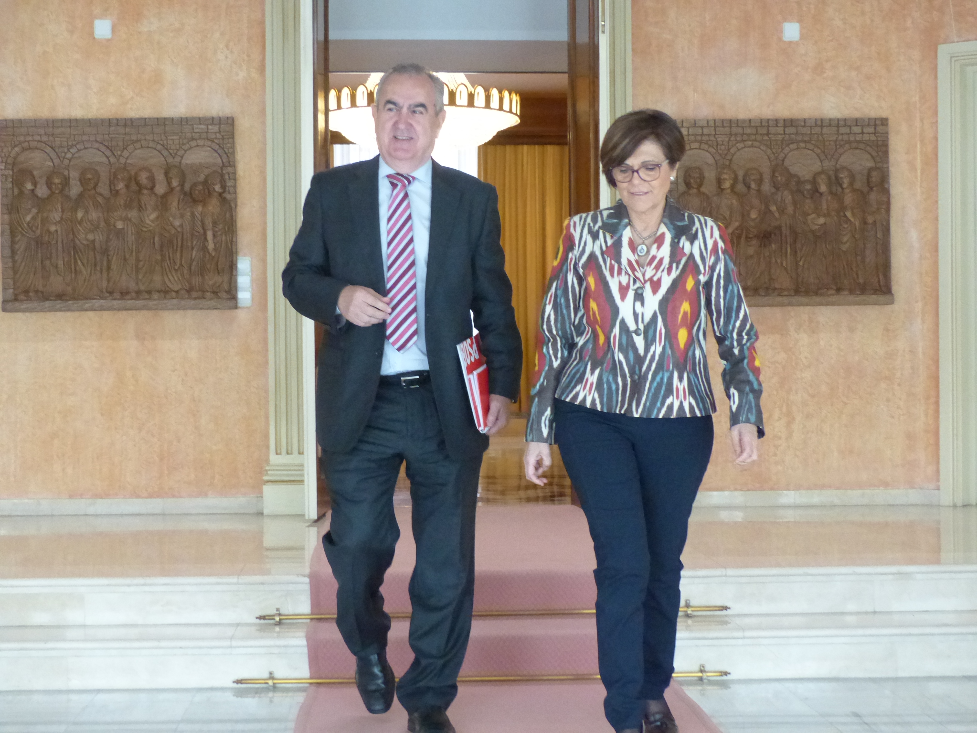 La presidenta de la Asamblea, Rosa Peñalver, con el portavoz del Grupo Parlamentario Ciudadanos Partido de la Ciudadanía, Miguel Sánchez López