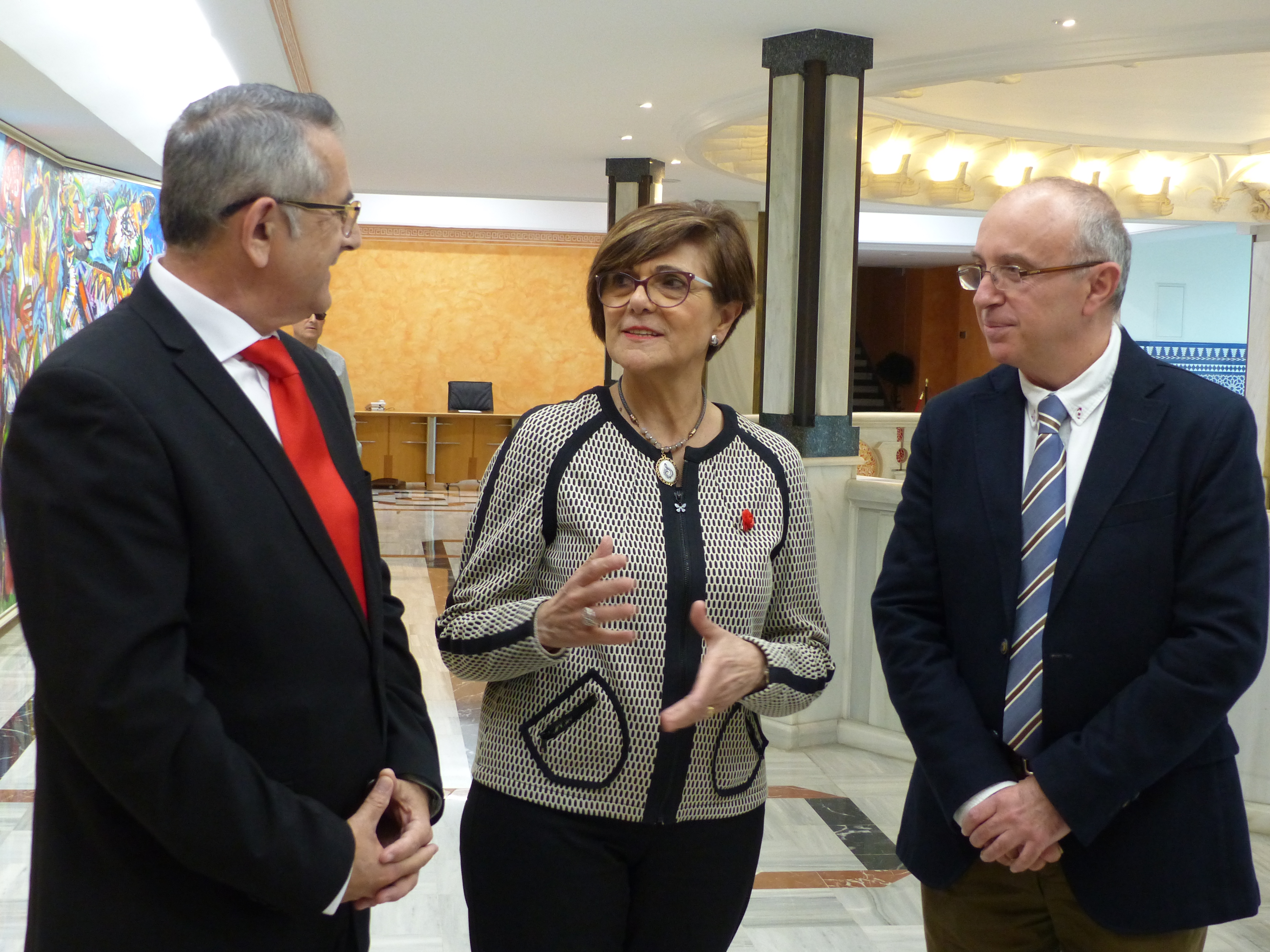 La presidenta de la Asamblea, Rosa Peñalver, junto al alcalde de La Unión y presidente de la Fundación Cante de las Minas, Pedro López Milán, y el autor de la obra, Esteban Bernal