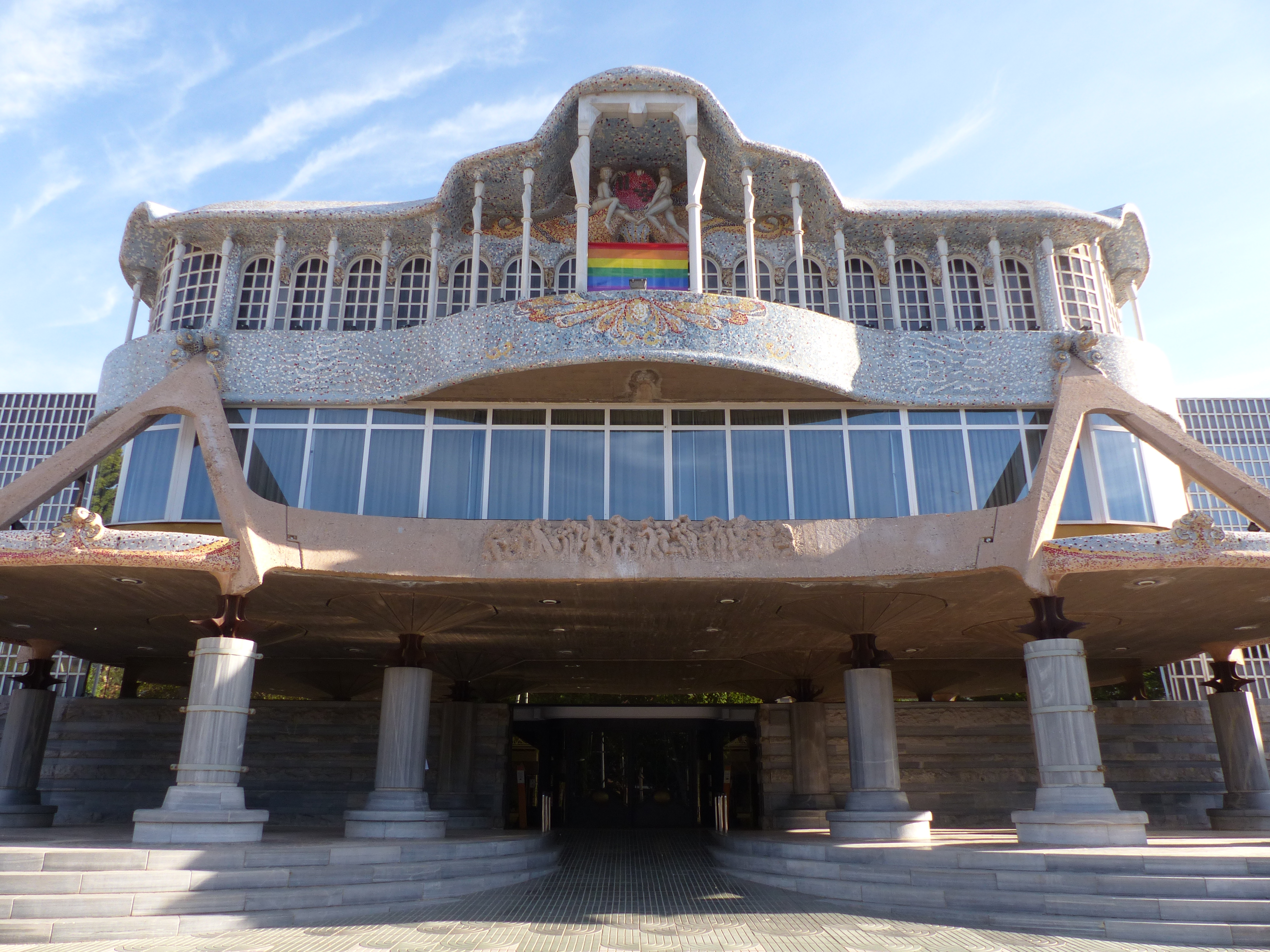 La Asamblea Regional de Murcia luce la bandera arcoíris