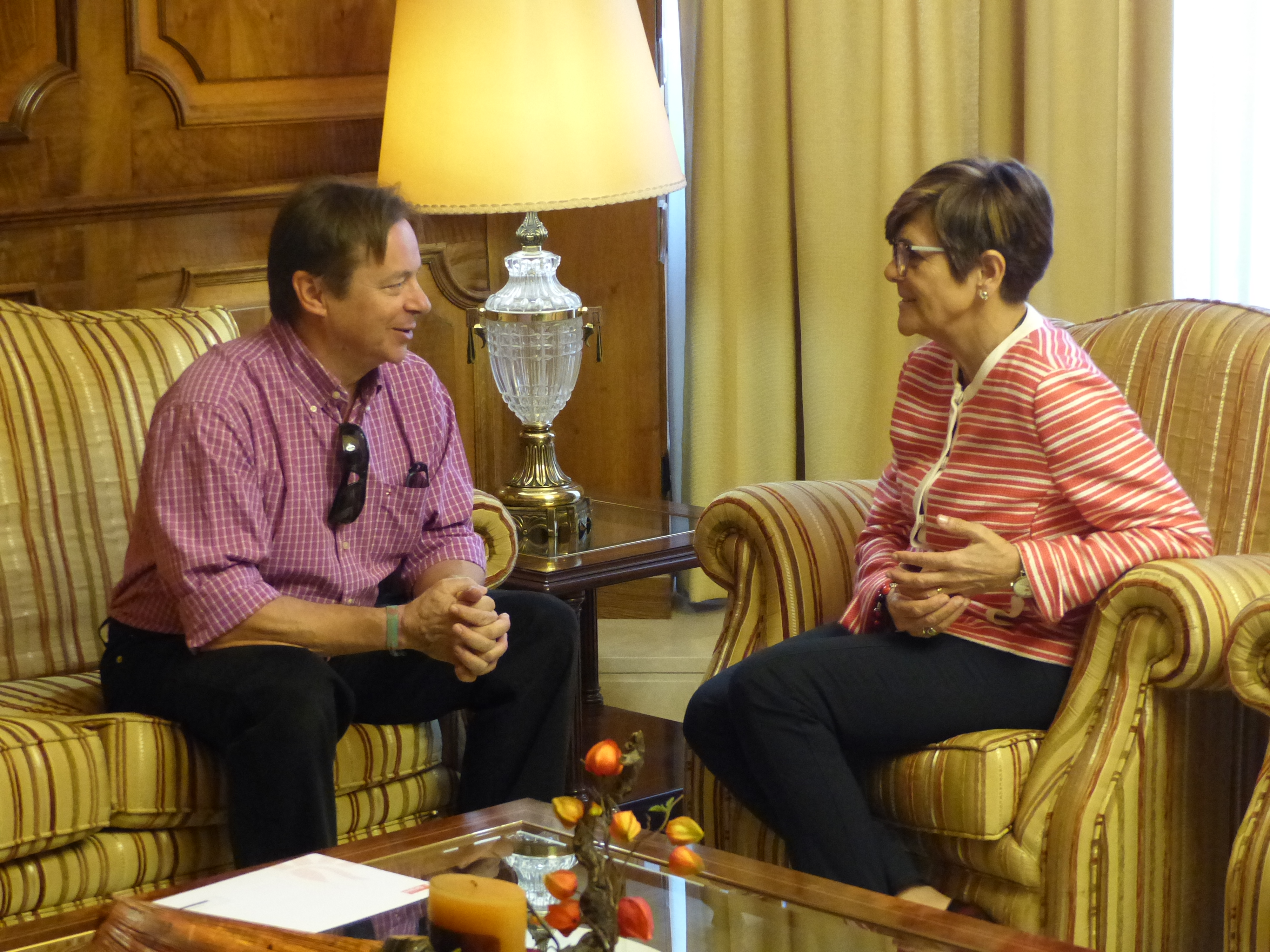 La presidenta de la Asamblea Regional, Rosa Peñalver, ha recibido al director territorial de la Fundación Secretariado Gitano en la Región de Murcia, Jesús Salmerón