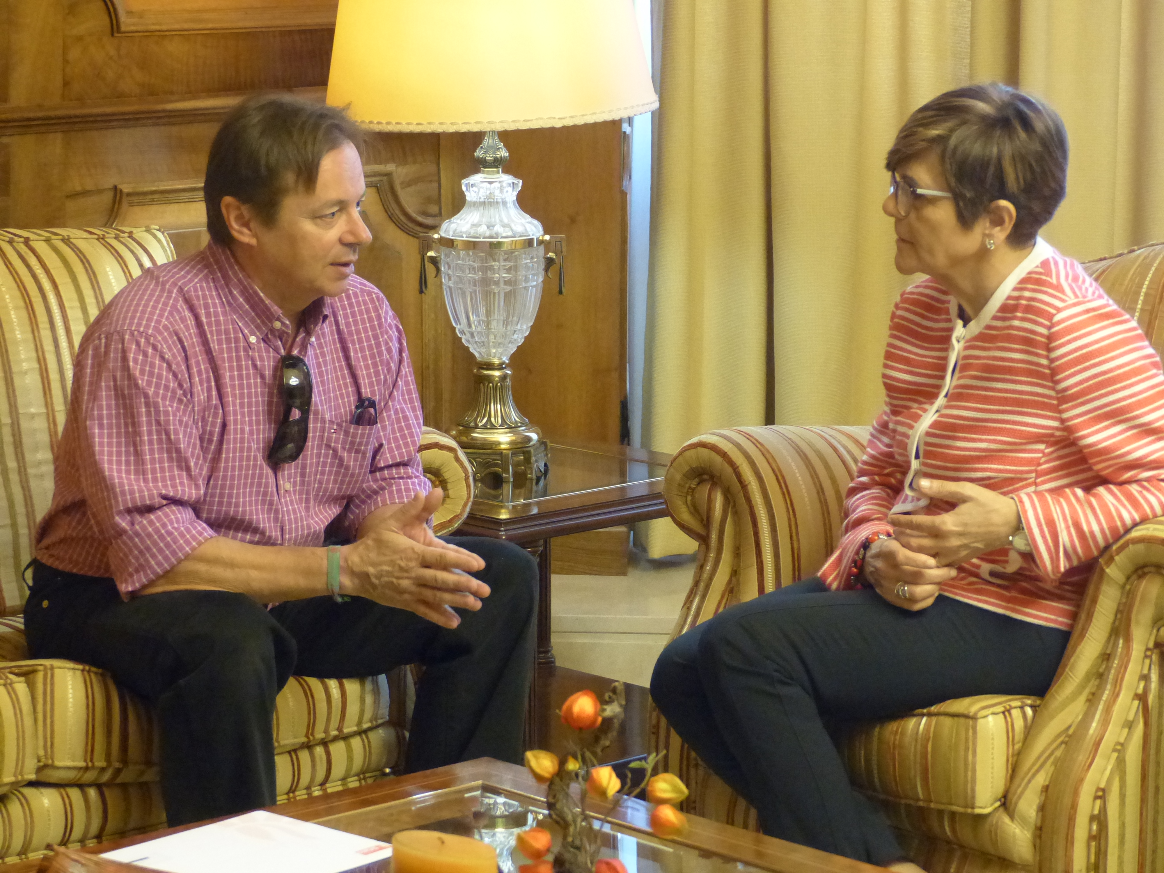 La presidenta de la Asamblea Regional, Rosa Peñalver, ha recibido al director territorial de la Fundación Secretariado Gitano en la Región de Murcia, Jesús Salmerón