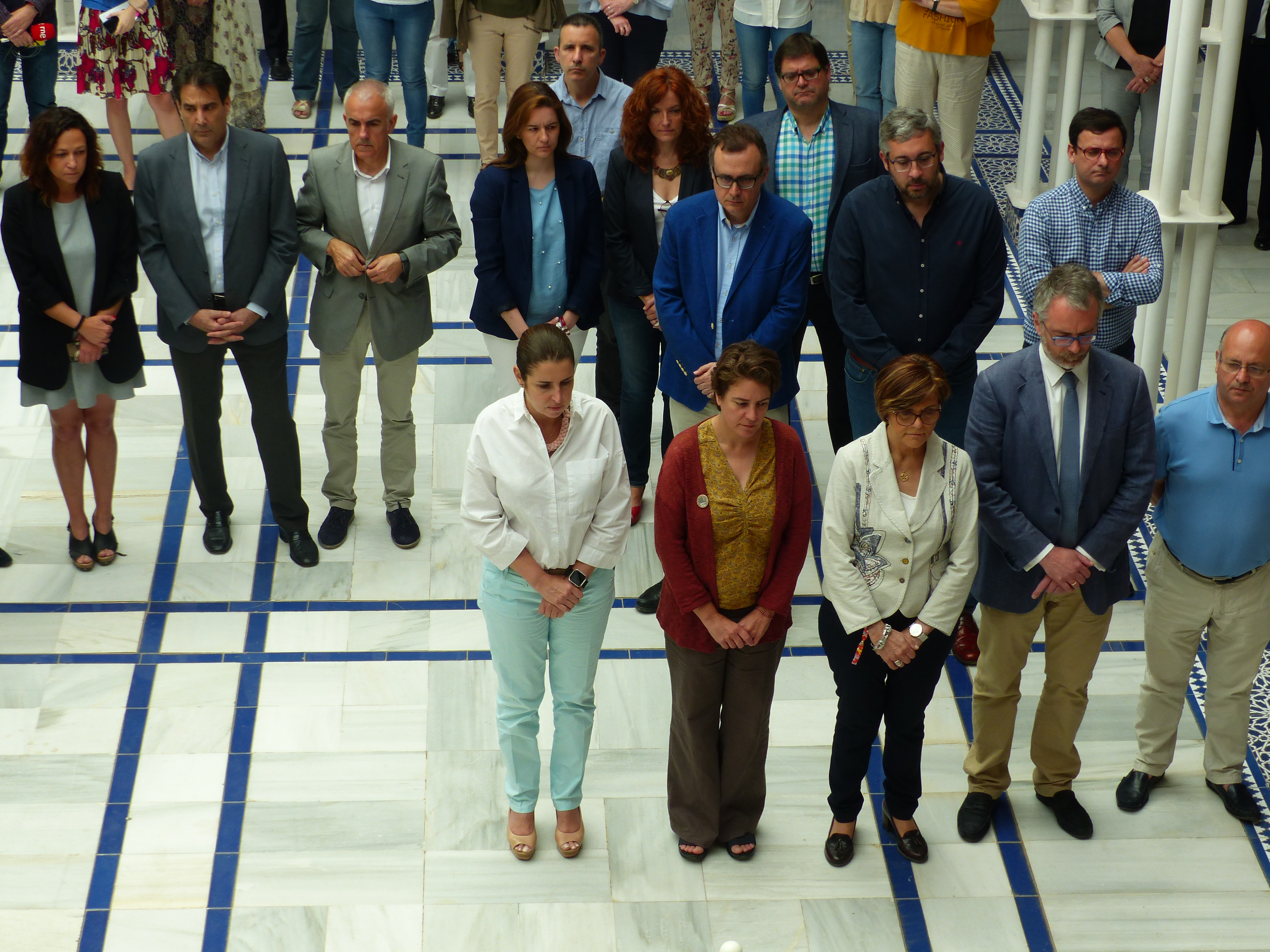 Minuto de silencio en la Asamblea Regional por las tres mujeres asesinadas este fin de semana, entre las que se encuentra una vecina de Molina de Segura