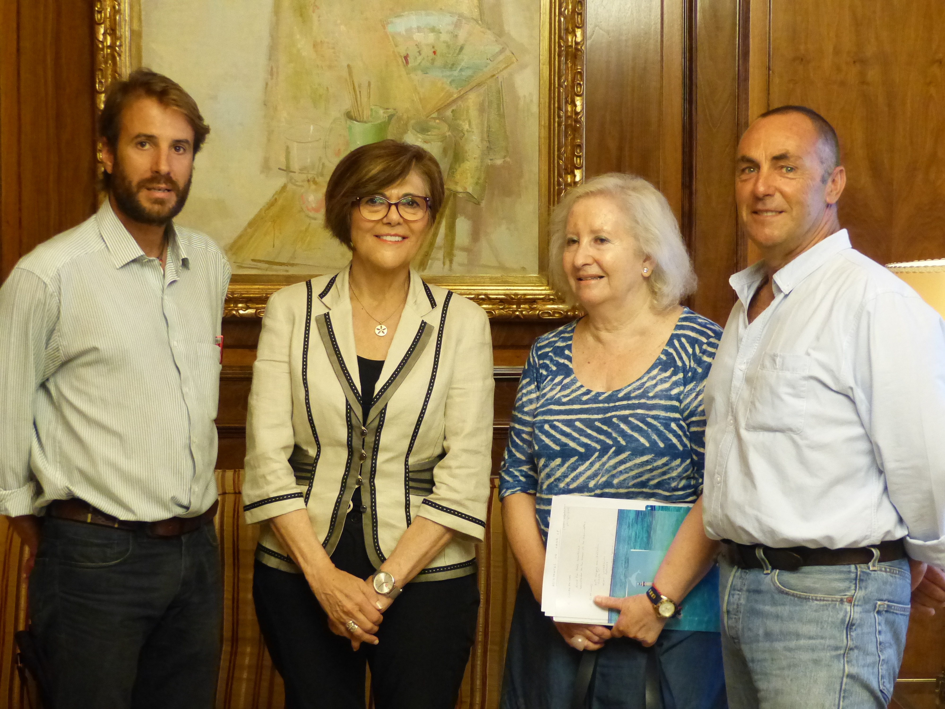 La presidenta de la Asamblea Regional de Murcia, Rosa Peñalver, ha saludado a la plataforma 'Salvemos el Faro de Cabo de Palos' antes de su reunión con los Grupos