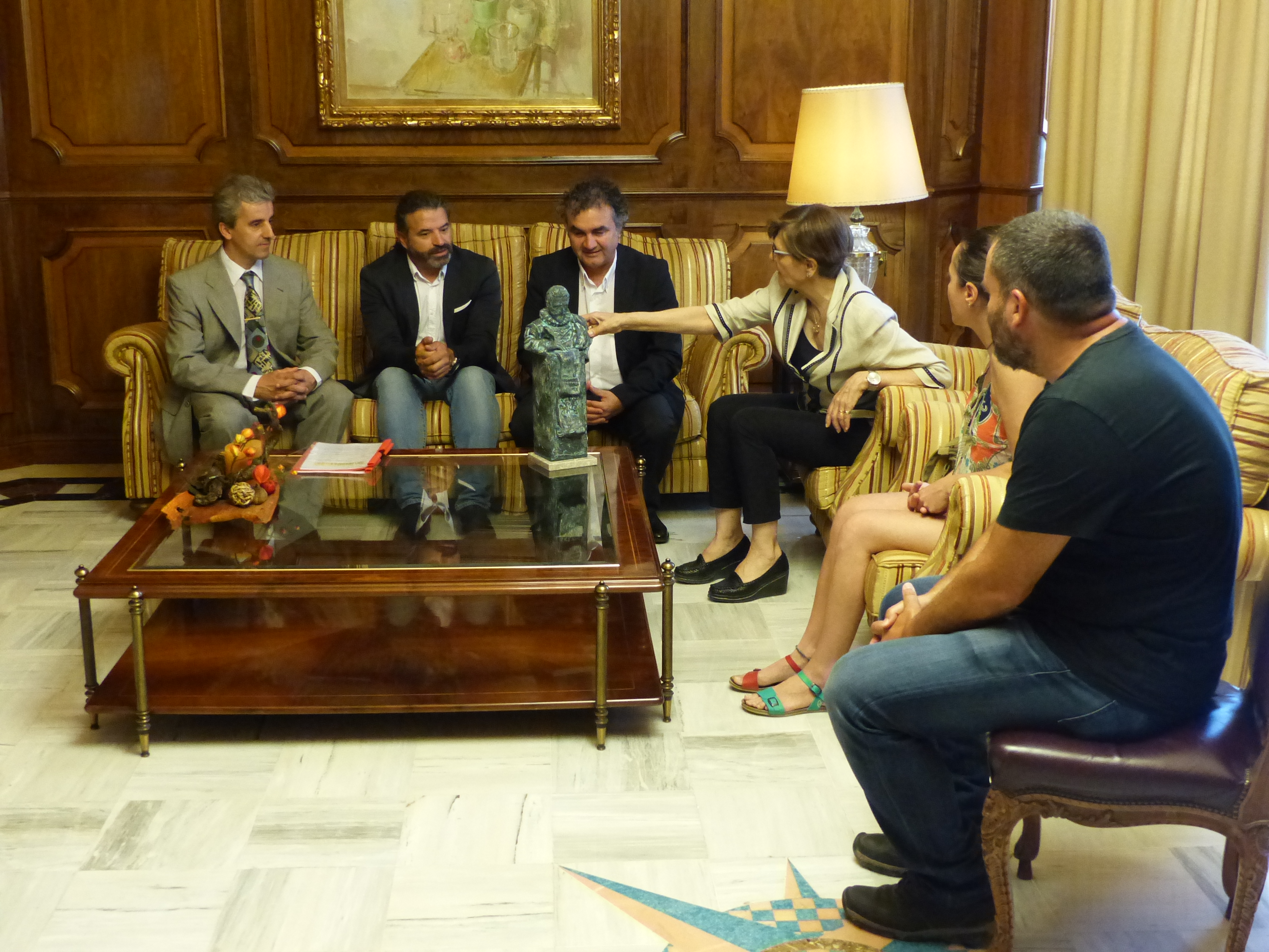 La presidenta de la Asamblea, Rosa Peñalver, ha recibido hoy a la Comisión organizadora de los actos Cervantes 400 Región de Murcia