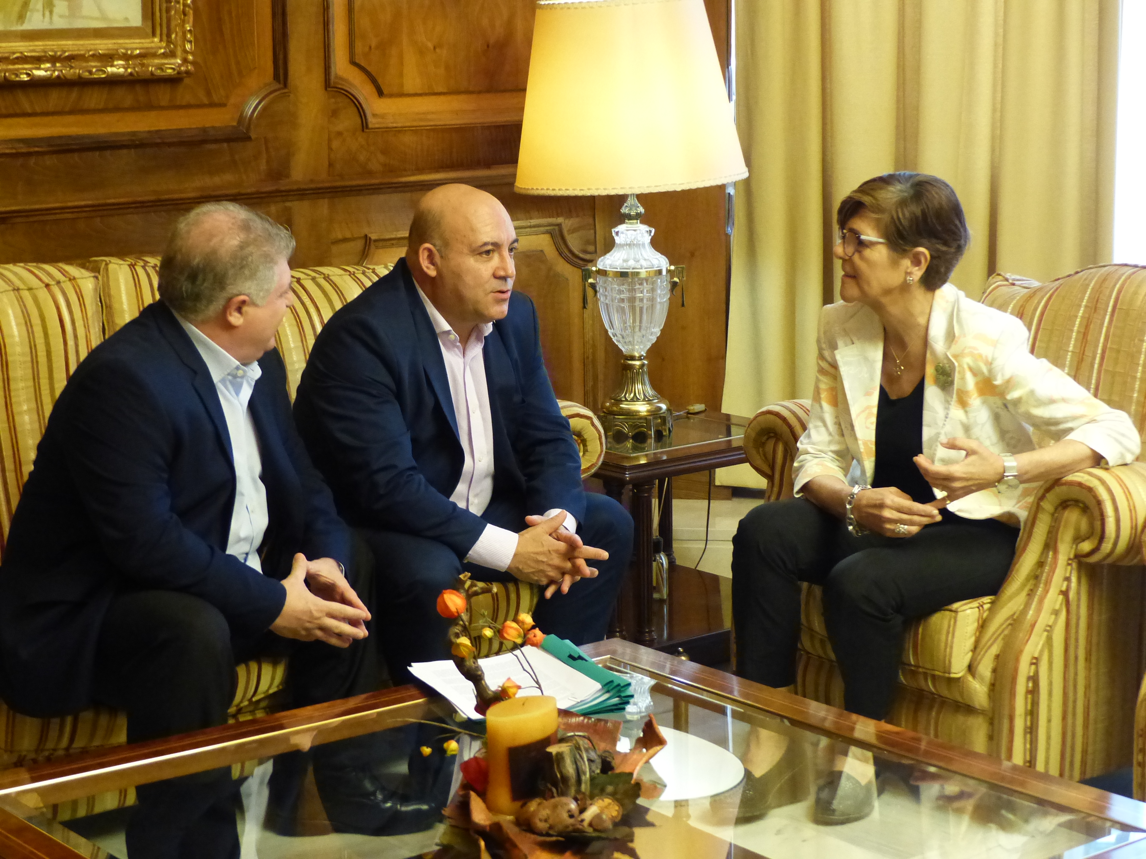 La presidenta de la Asamblea departe con los alcaldes de Cieza y Calasparra