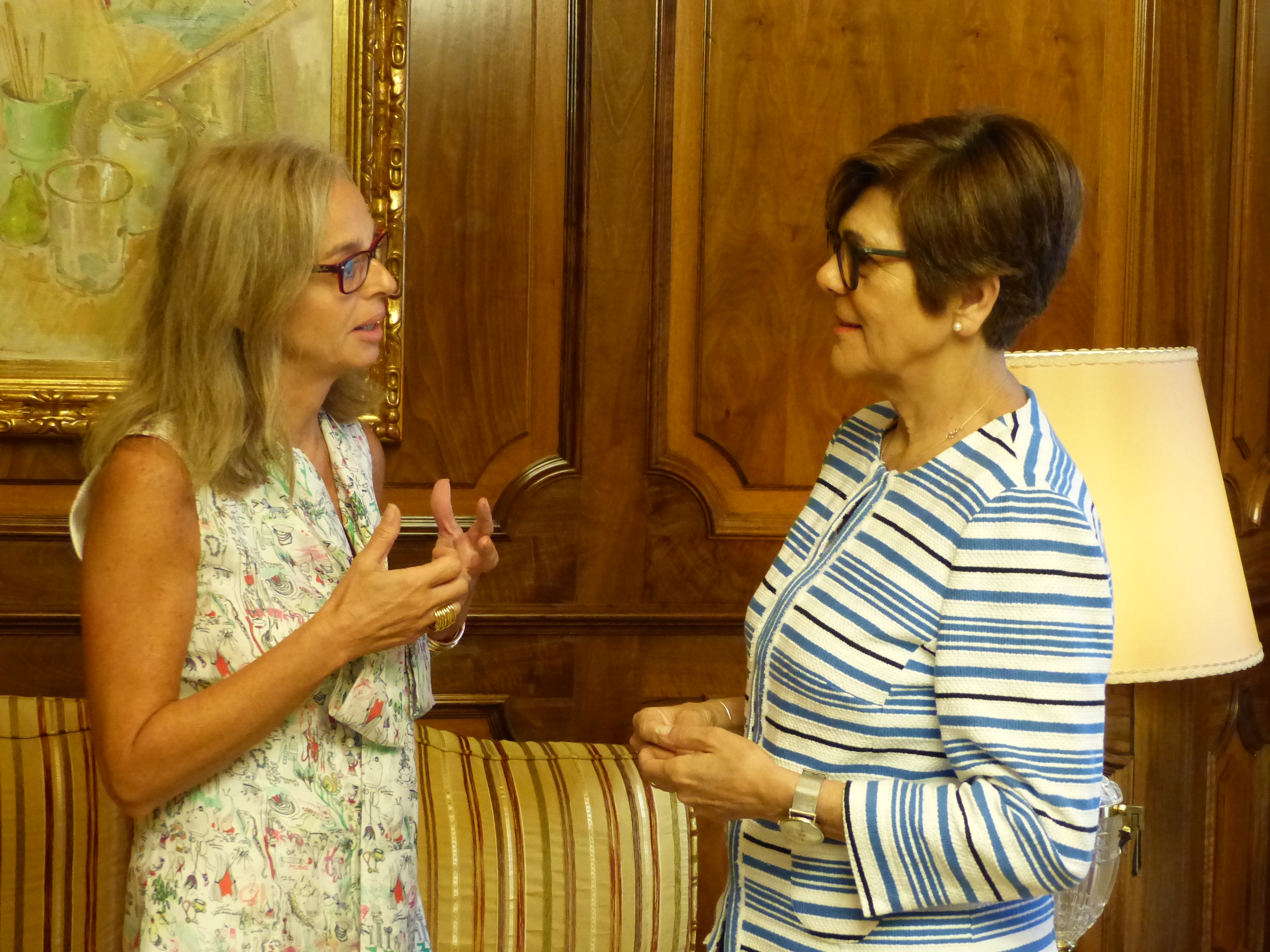 La nueva directora del centro territorial RTVE en Murcia, África Huerta, saluda a la presidenta de la Asamblea, Rosa Peñalver