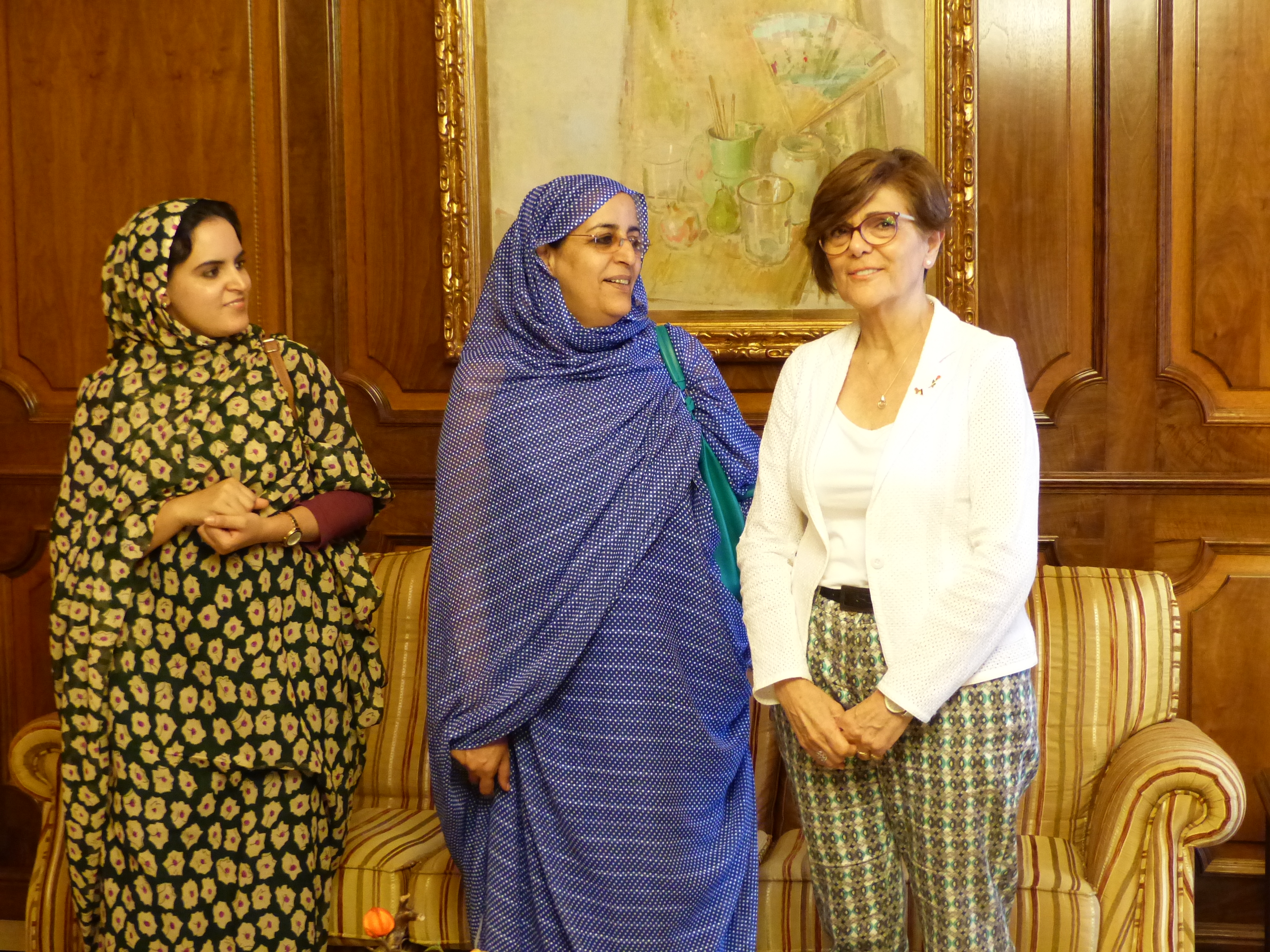 La presidenta de la Cámara, Rosa Peñalver, ha recibido a la nueva delegada saharaui en la Región, Fatma Mohamed Salem