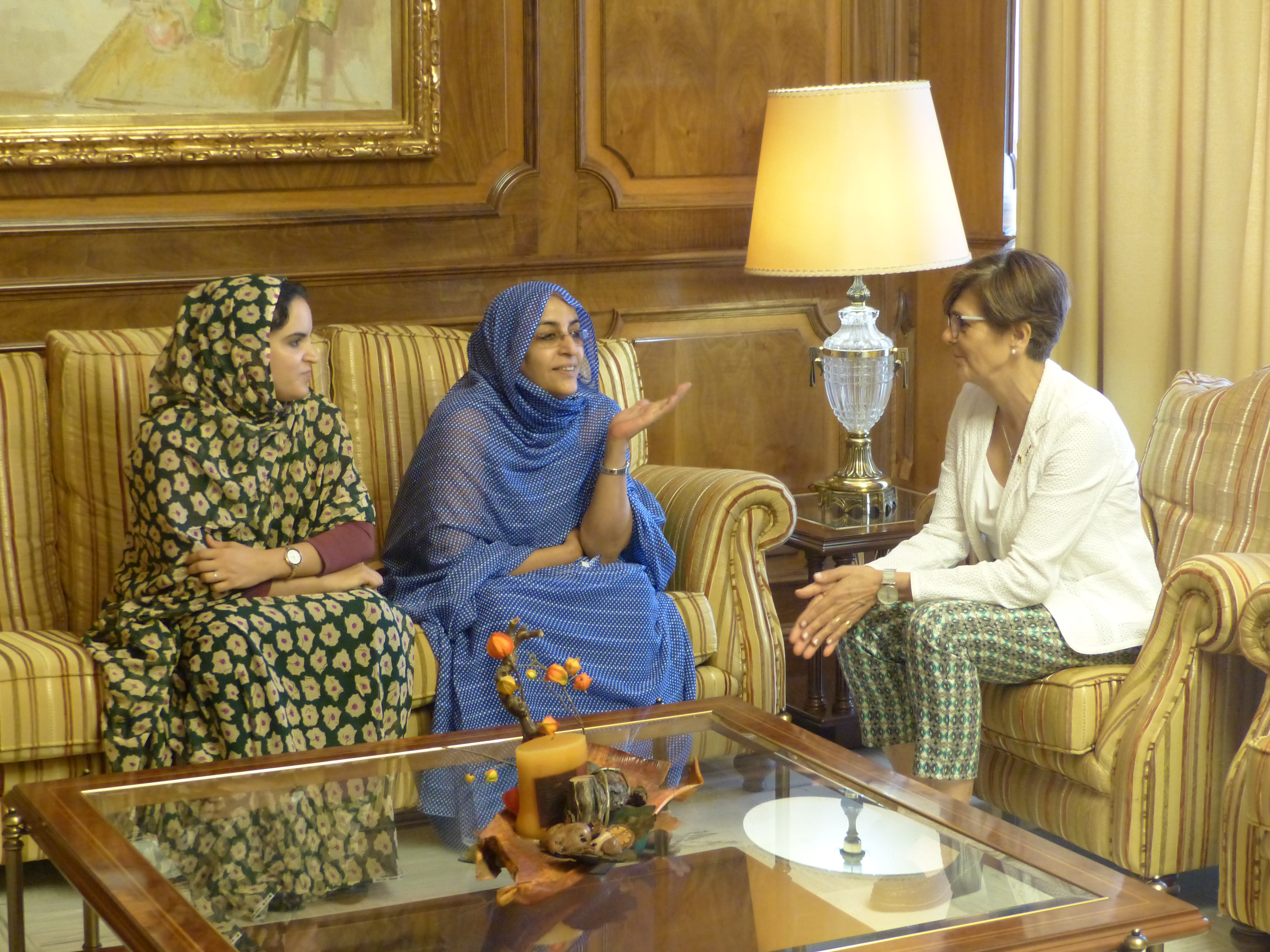 La presidenta de la Cámara, Rosa Peñalver, ha recibido a la nueva delegada saharaui en la Región, Fatma Mohamed Salem