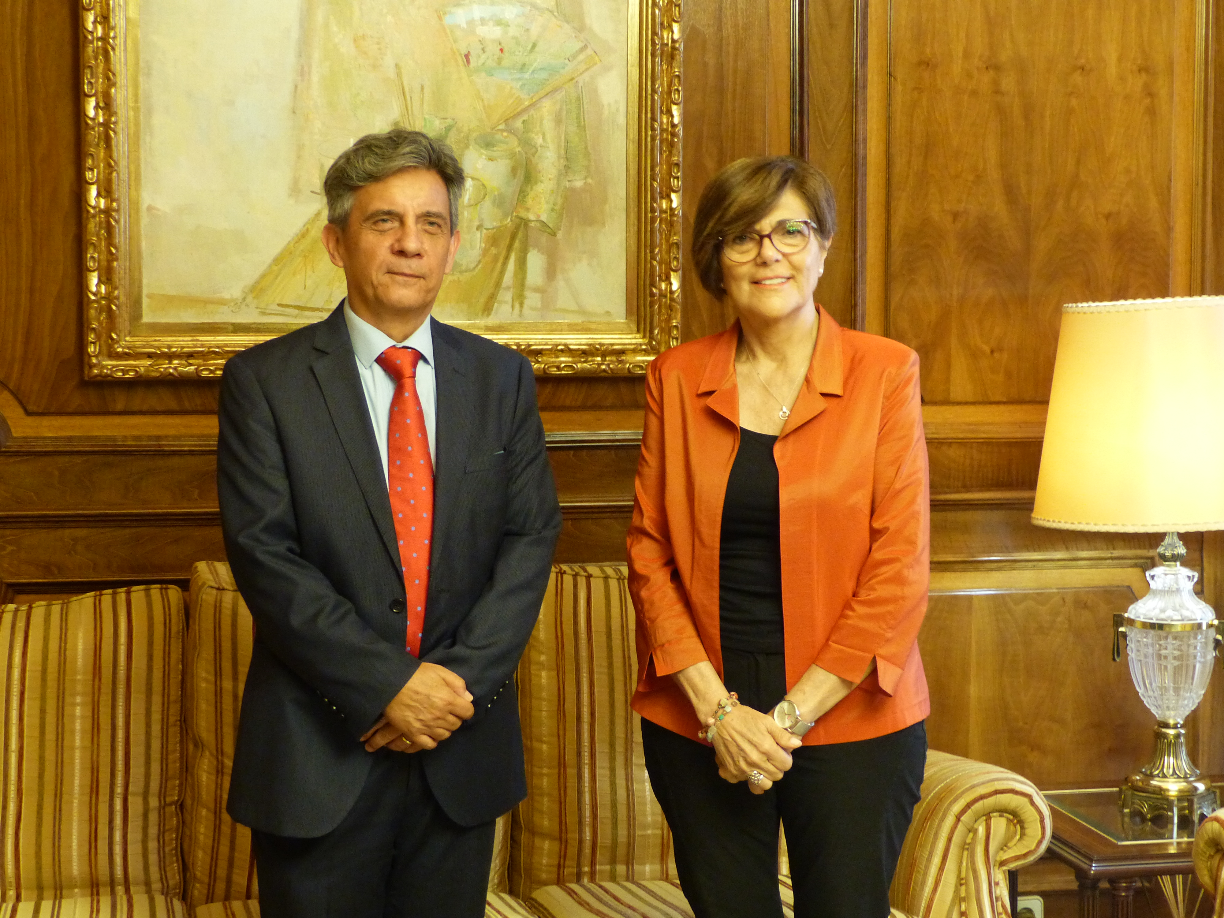 El cónsul de Ecuador en la Región de Murcia, Gustavo Mateus, se ha despedido de la presidenta de la Cámara autonómica, Rosa Peñalver