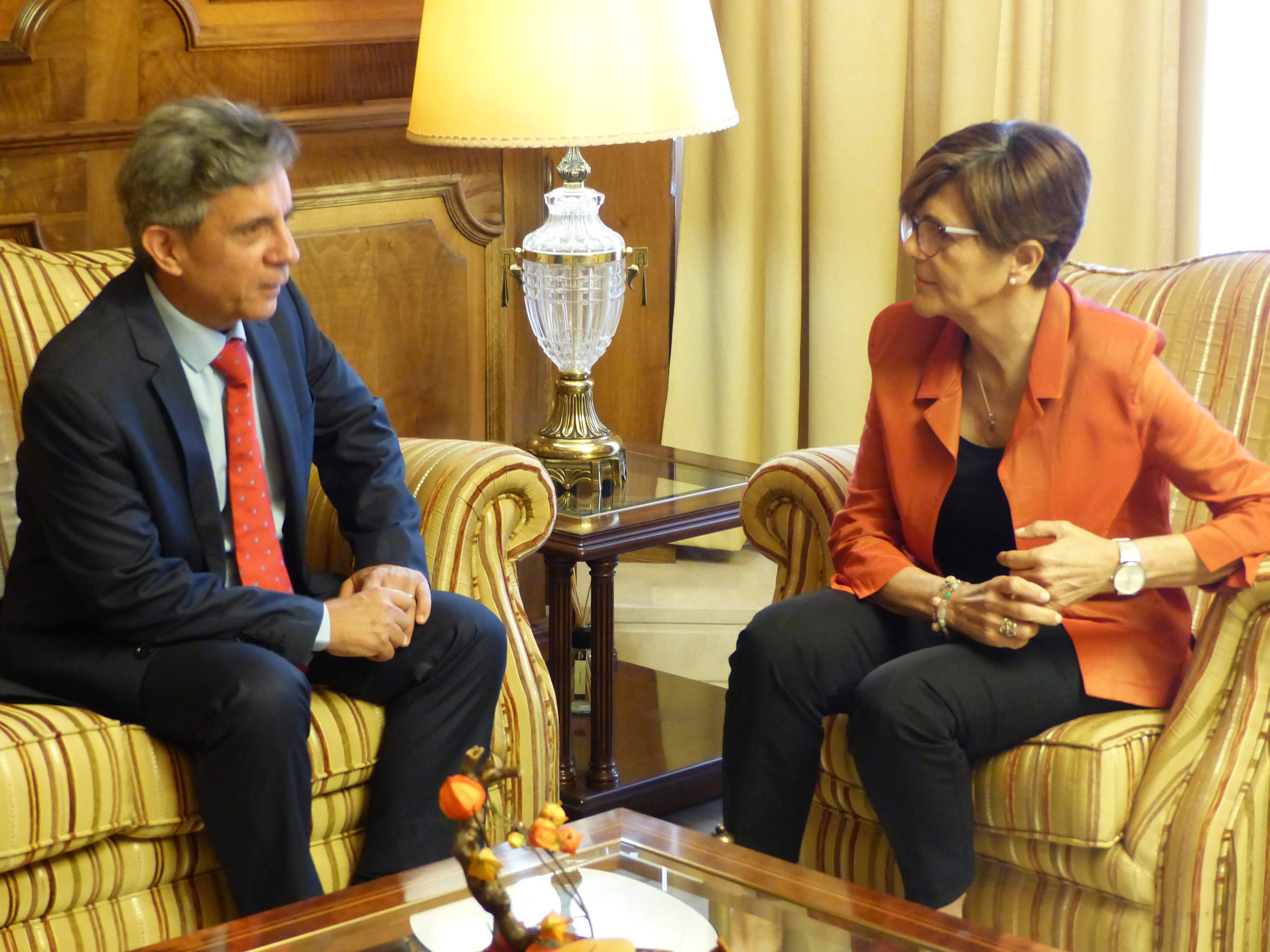 El cónsul de Ecuador en la Región de Murcia, Gustavo Mateus, se ha despedido de la presidenta de la Cámara autonómica, Rosa Peñalver
