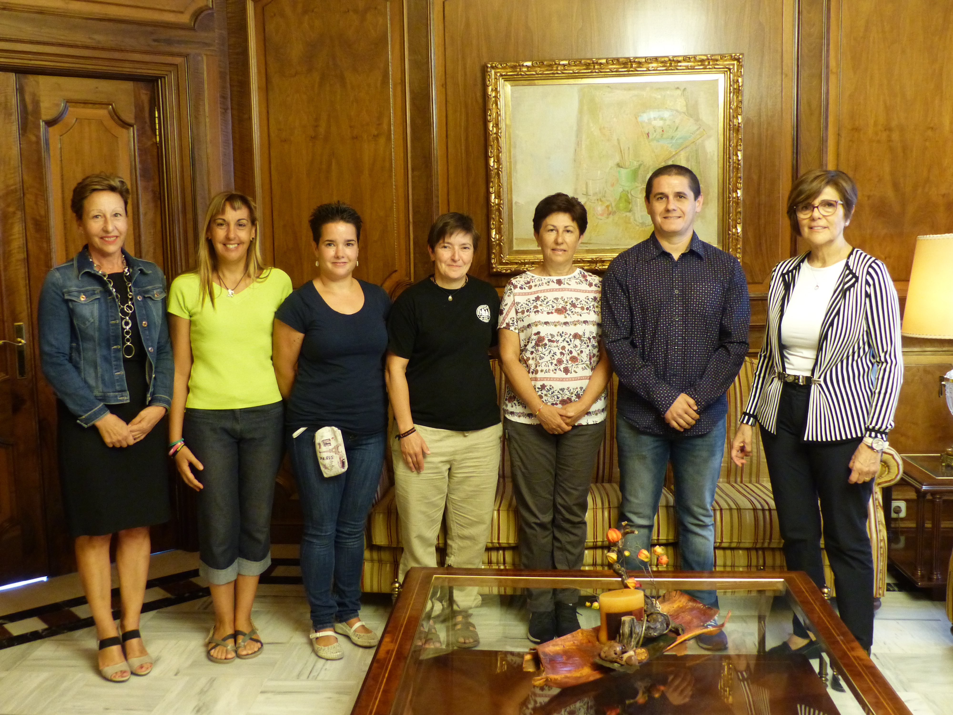 La presidenta de la Cámara autonómica, Rosa Peñalver, ha recibido a representantes de la Plataforma en defensa de la Atención Temprana, Universal, Gratuita y de Calidad