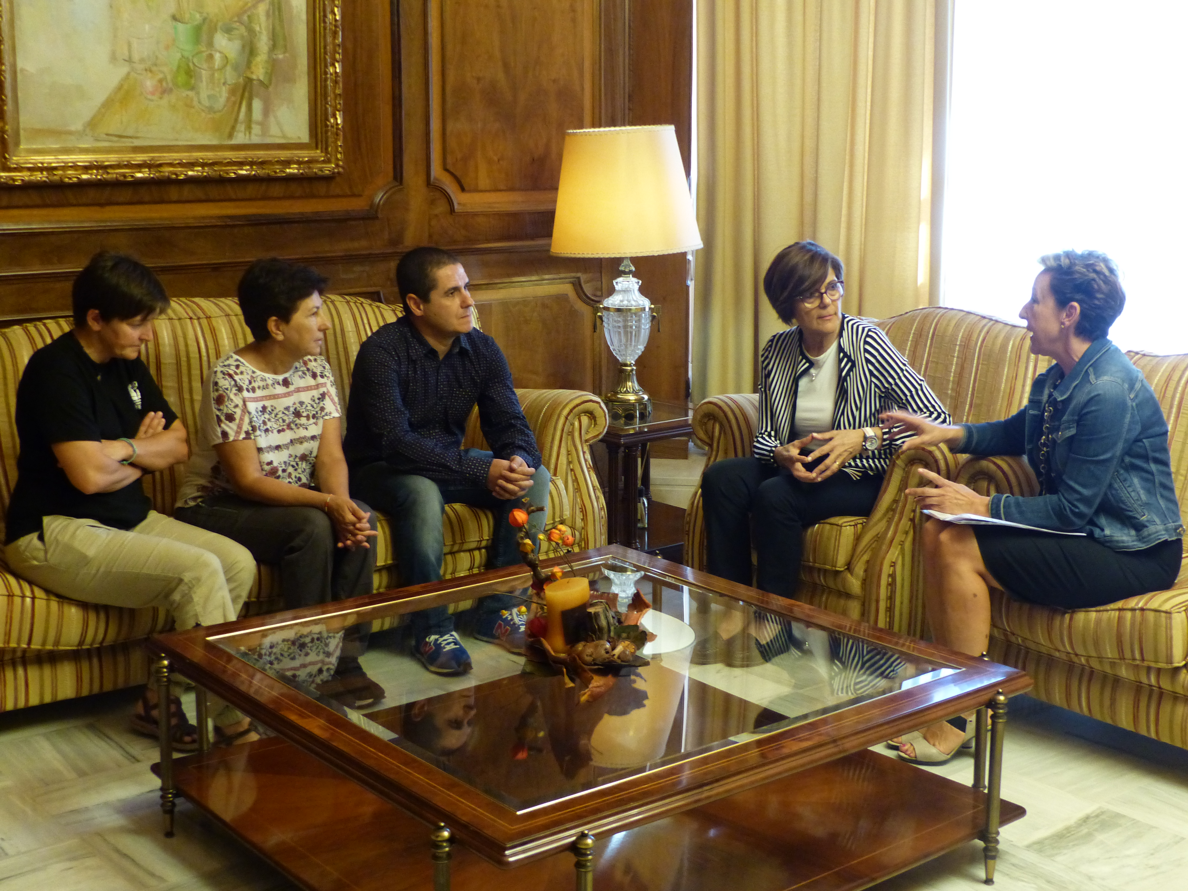 La presidenta de la Cámara autonómica, Rosa Peñalver, ha recibido a representantes de la Plataforma en defensa de la Atención Temprana, Universal, Gratuita y de Calidad