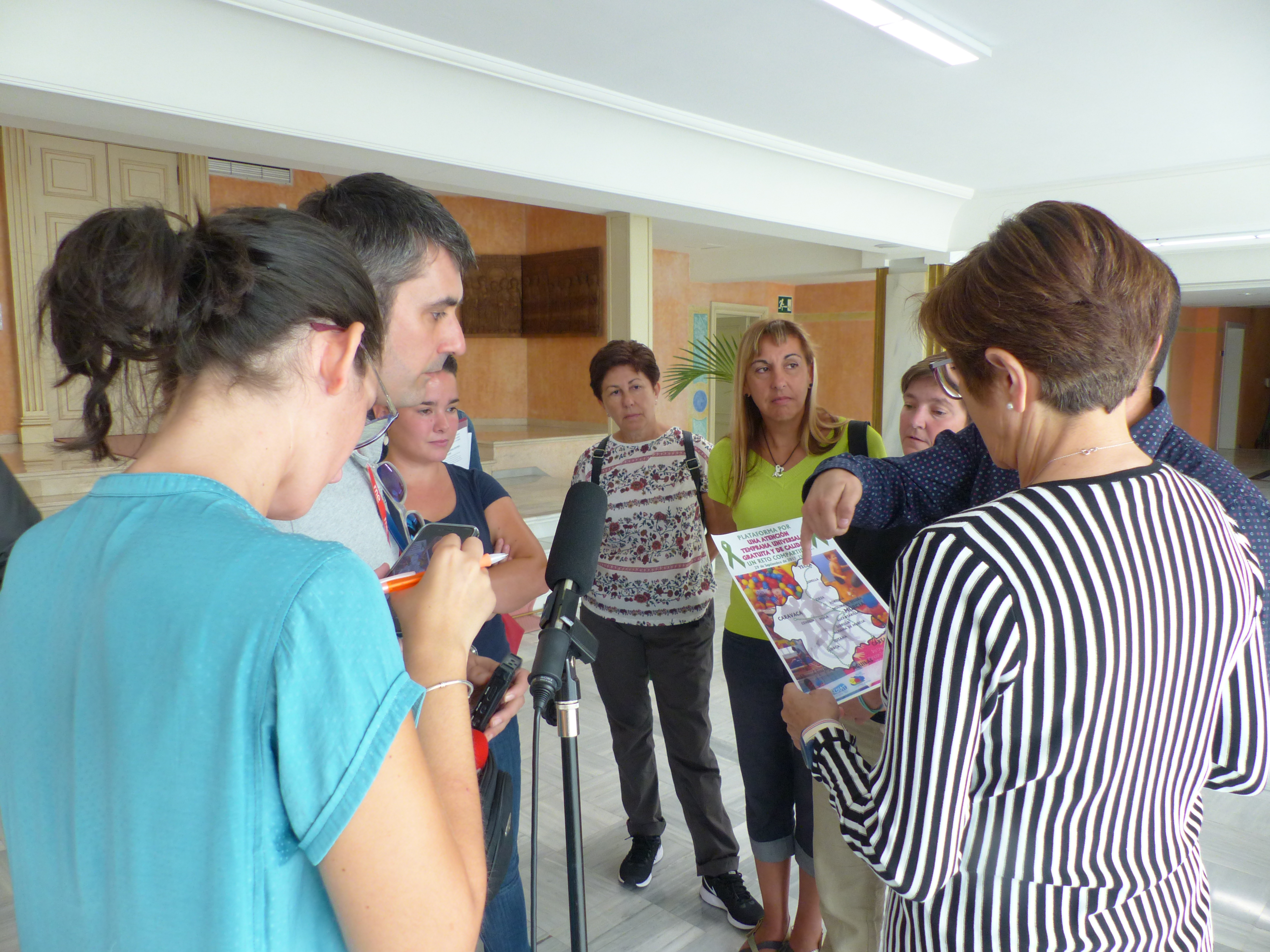 La presidenta de la Cámara autonómica, Rosa Peñalver, ha recibido a representantes de la Plataforma en defensa de la Atención Temprana, Universal, Gratuita y de Calidad