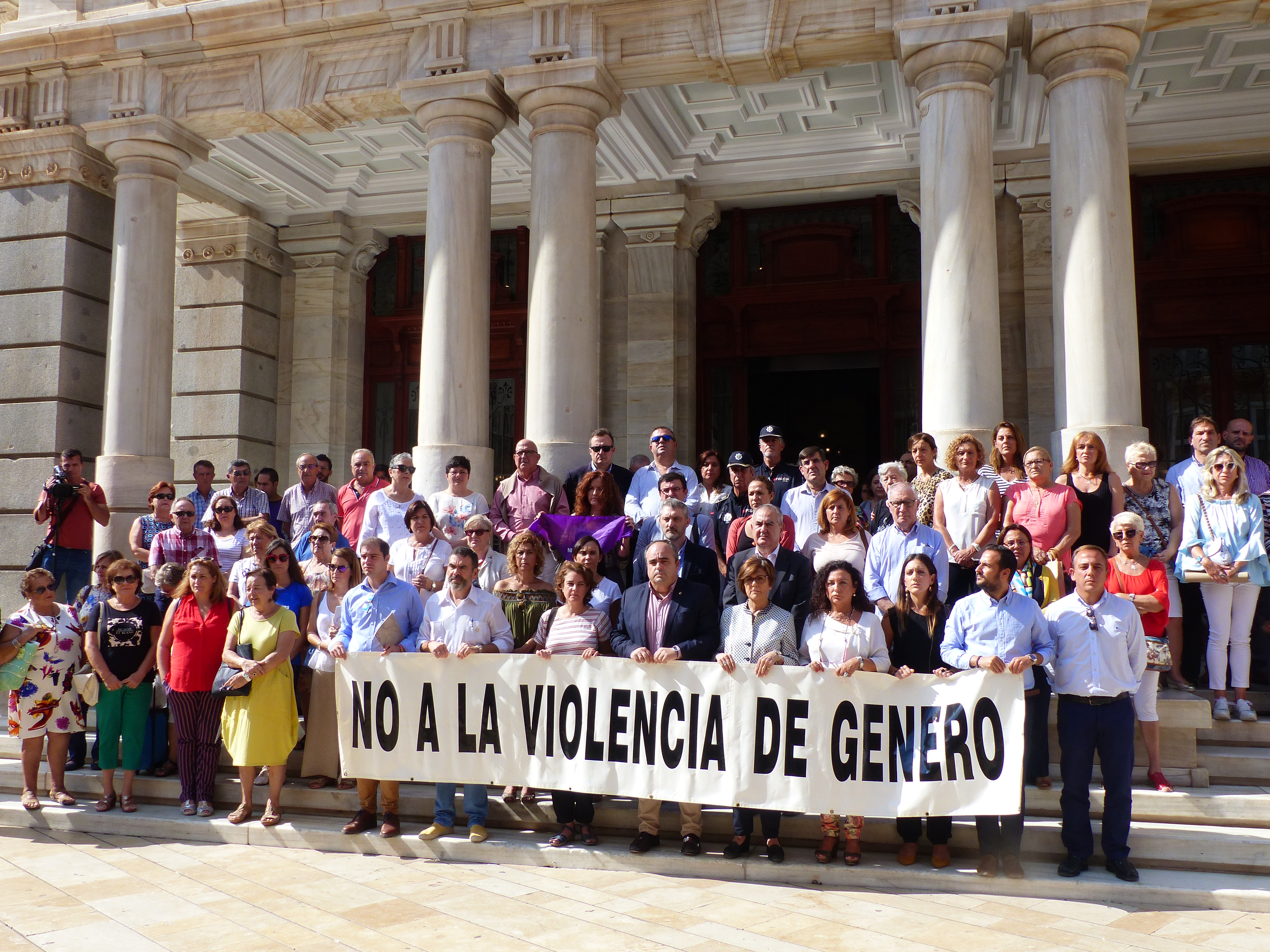 La Cámara autonómica se ha sumado al minuto de silencio convocado por el Ayuntamiento de Cartagena
